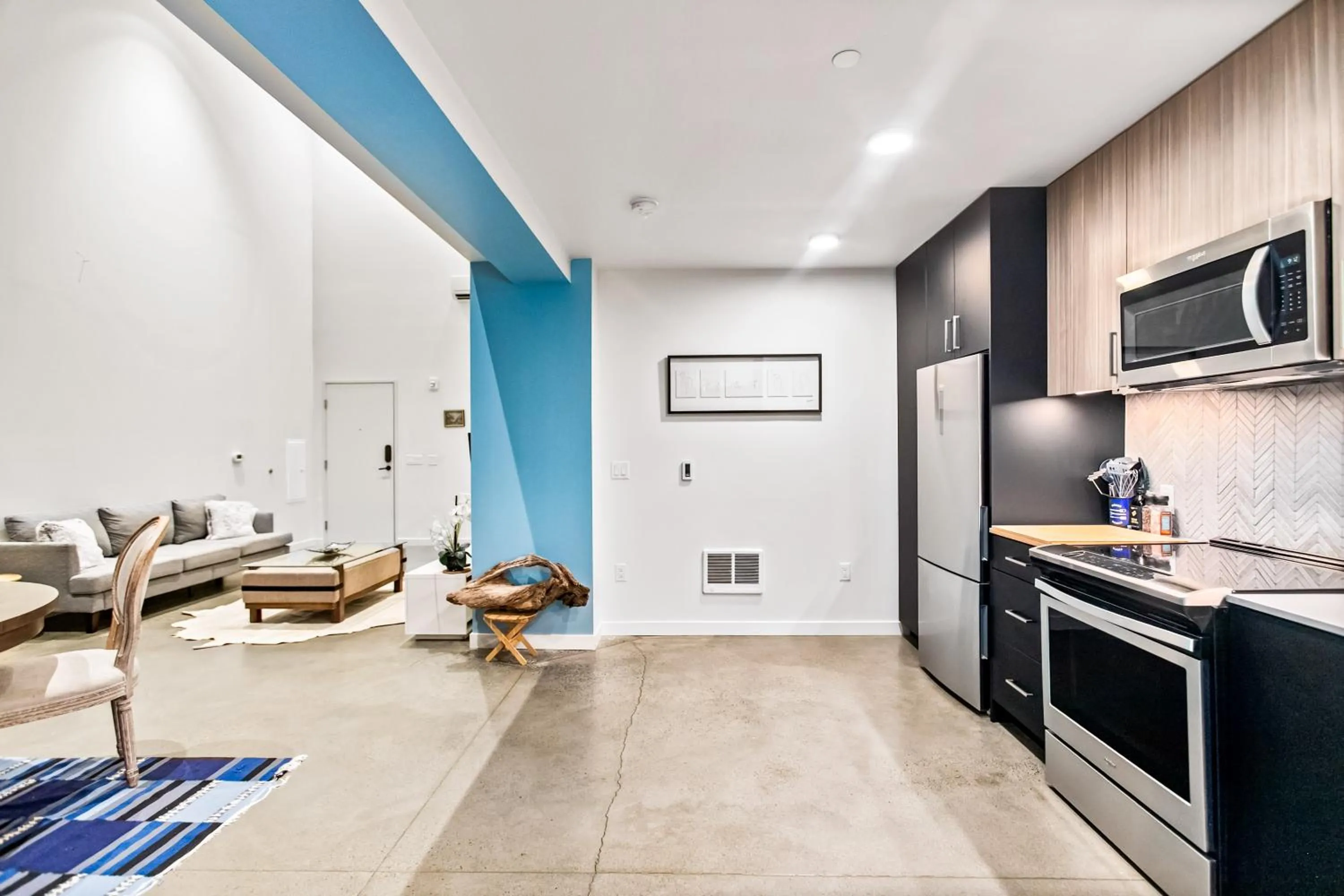 kitchen in Airy and Open Corner Loft - 92 Walkscore