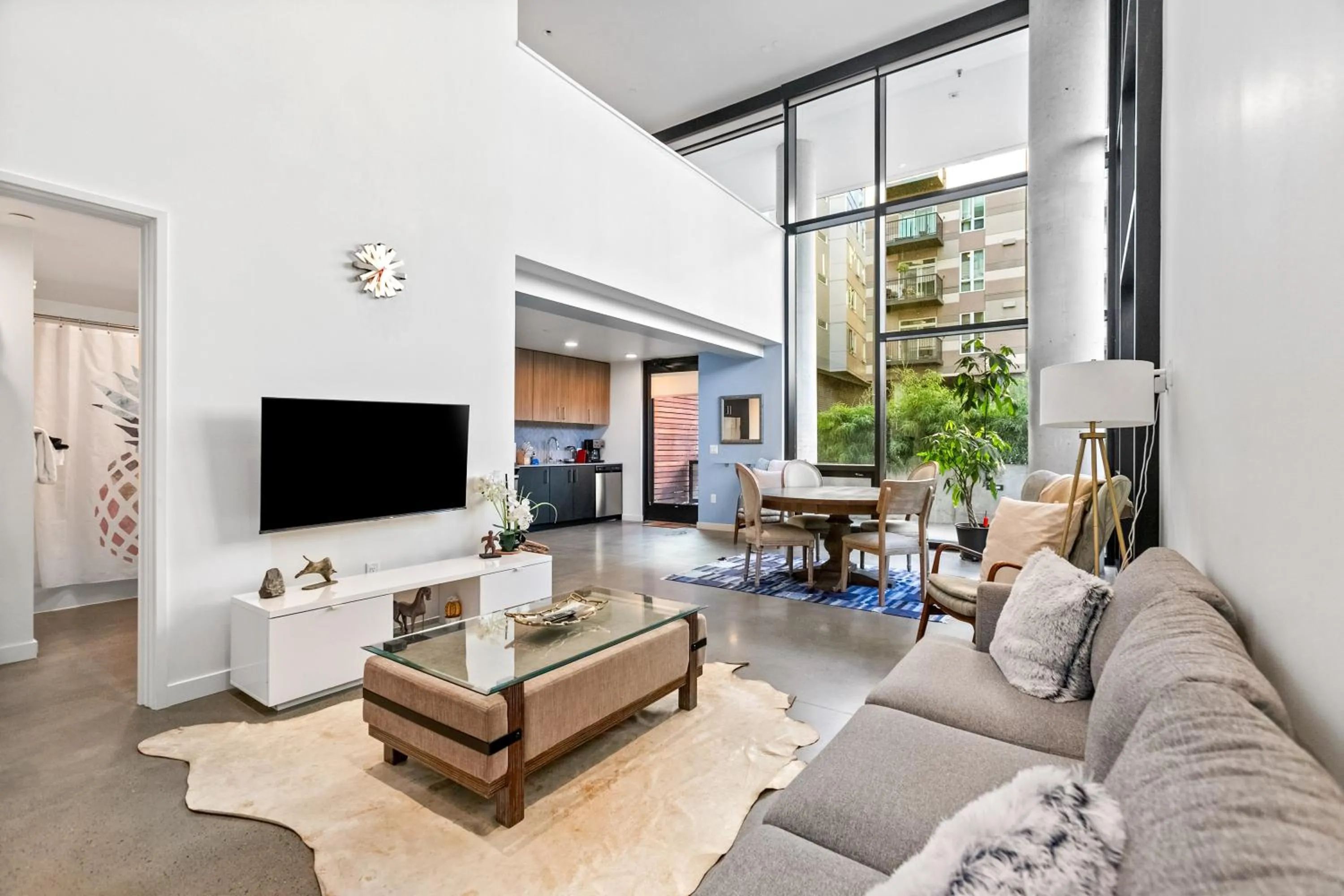 Living room in Airy and Open Corner Loft - 92 Walkscore