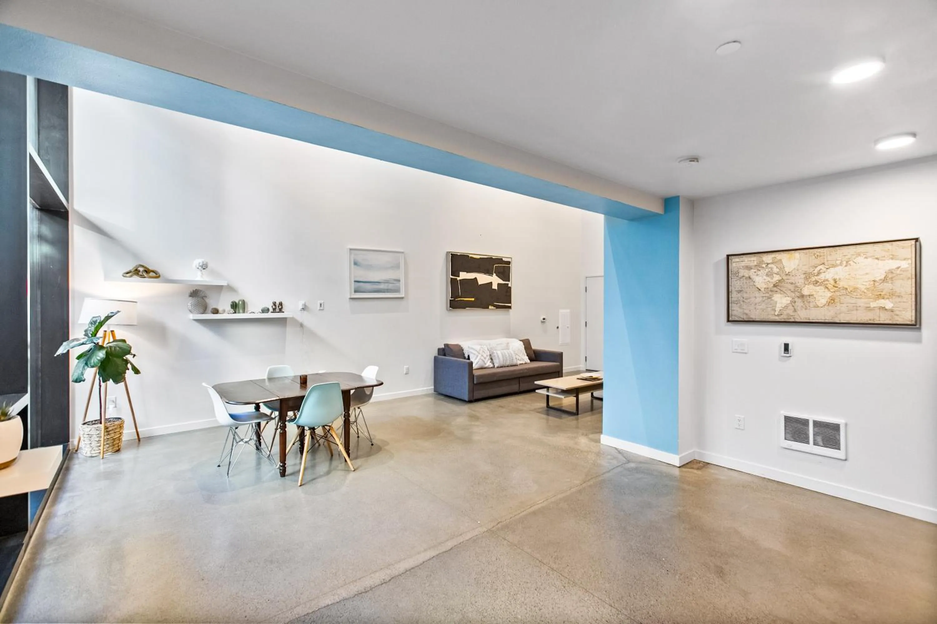 Living room in Open Loft in Redmond Core - 92 Walkscore!