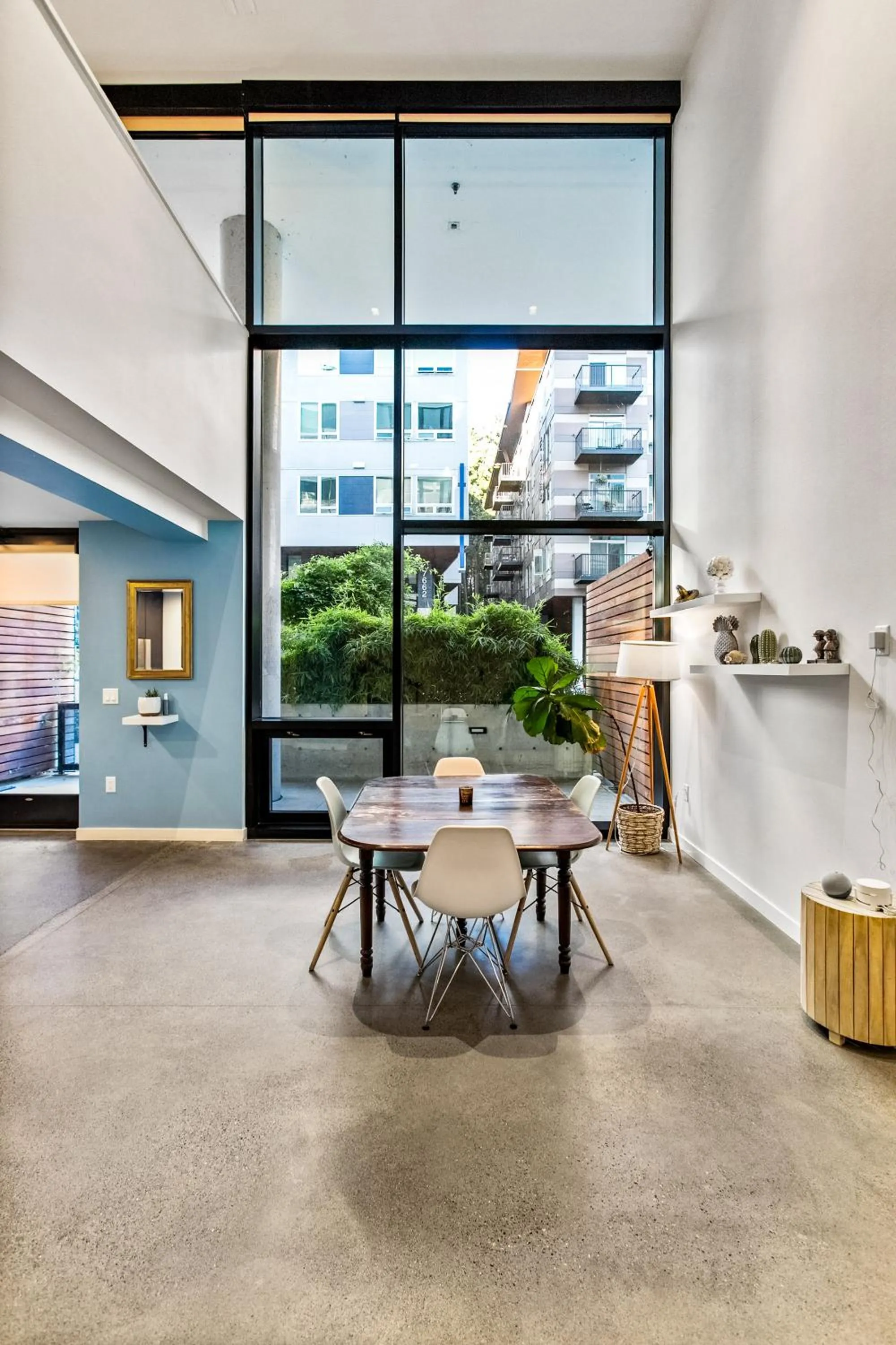 Dining area in Open Loft in Redmond Core - 92 Walkscore!