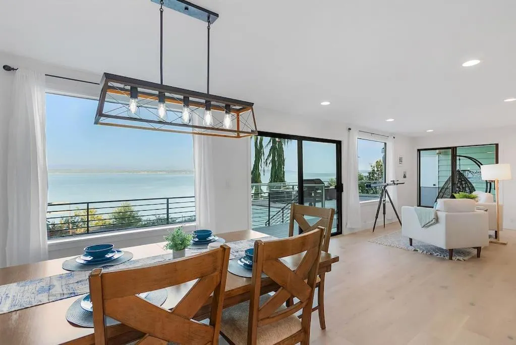 Views, Seclusion, Cozy Island Comfort