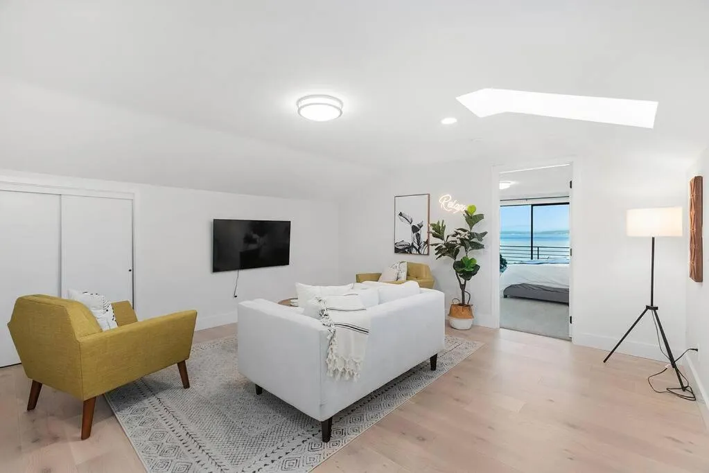 Bed in Views, Seclusion, Cozy Island Comfort