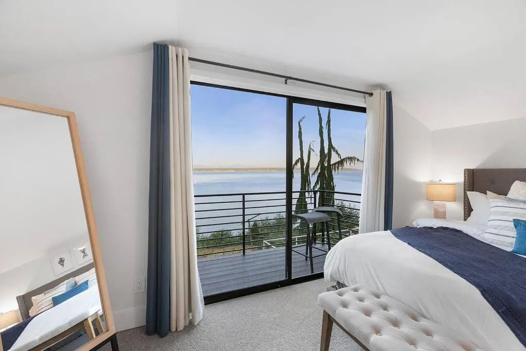 Bed in Views, Seclusion, Cozy Island Comfort