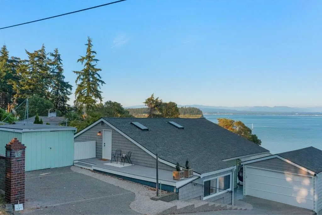 Views, Seclusion, Cozy Island Comfort