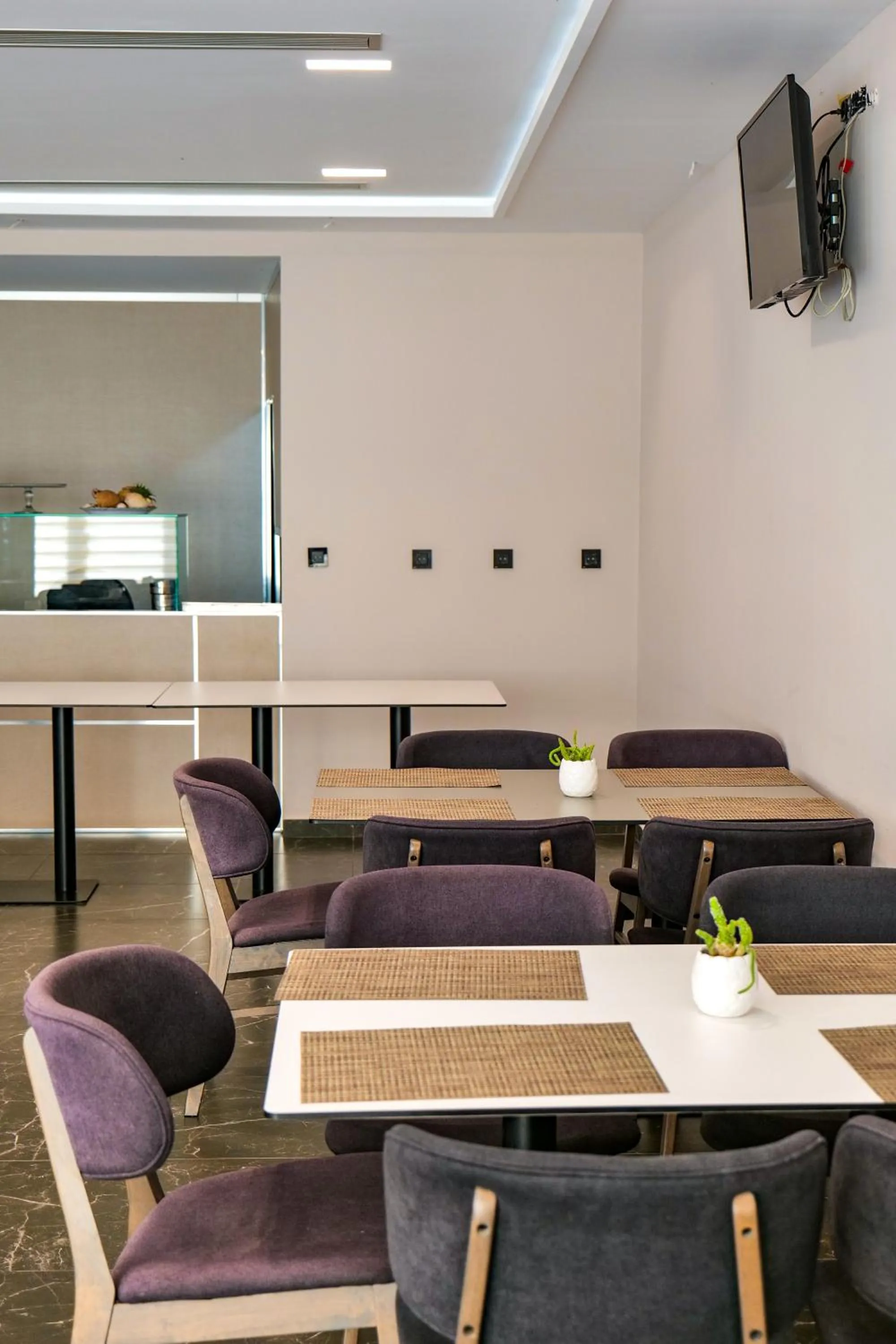 Restaurant/places to eat in Hotel Semajo