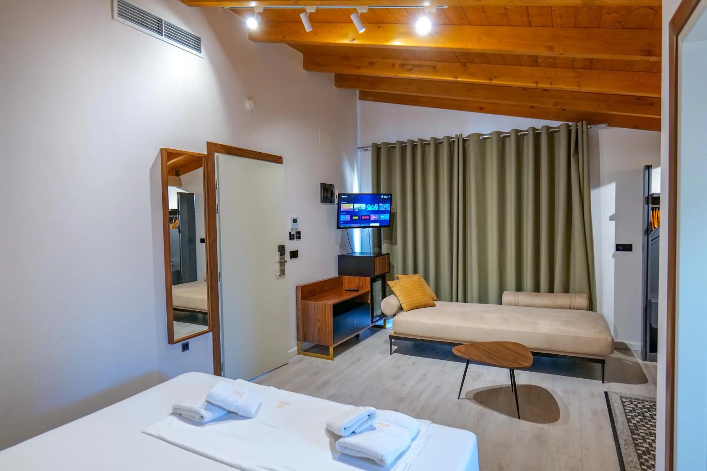 TV and multimedia in Hotel Semajo