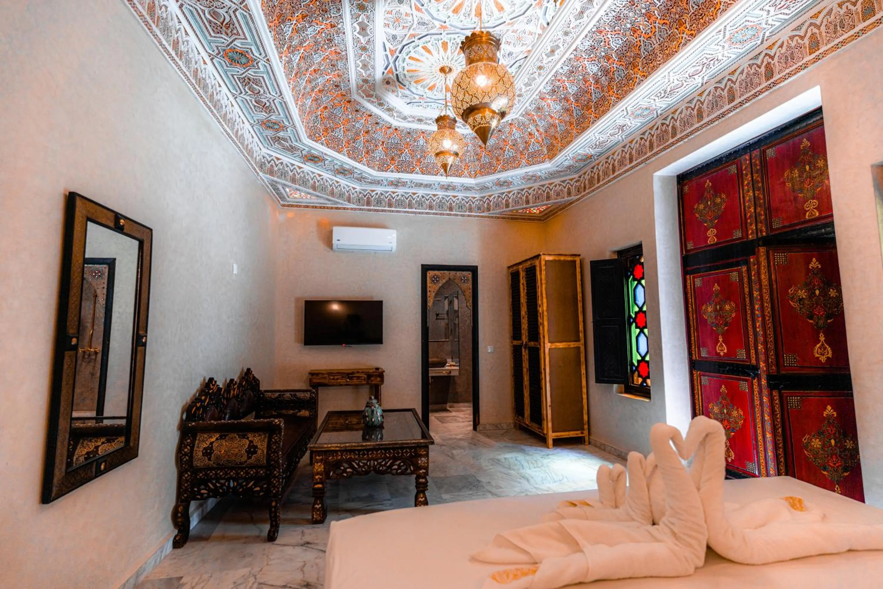 Communal lounge/ TV room, Bed in Riad Deluxe