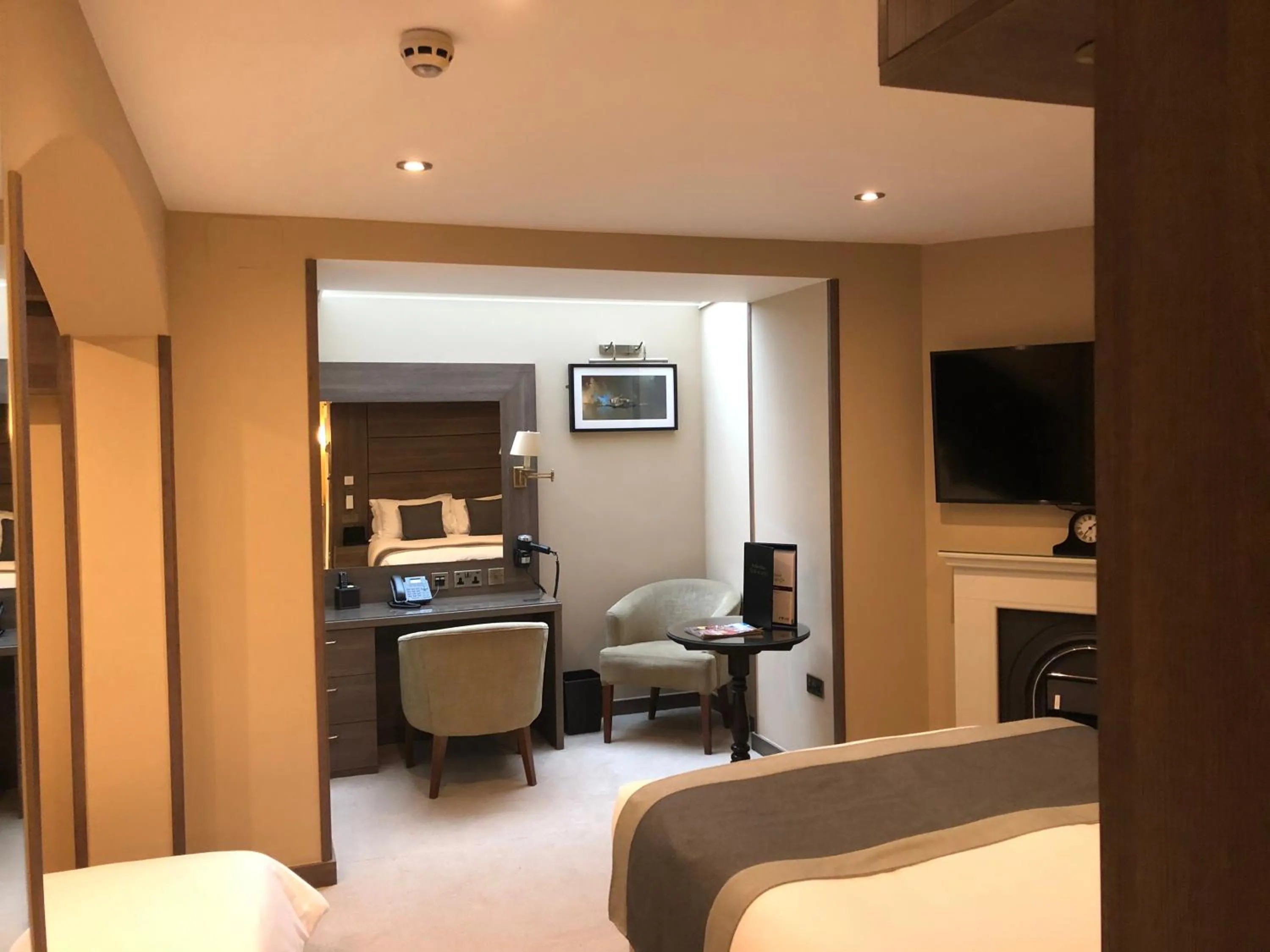 Seating area, Bed in St Paul's Hotel