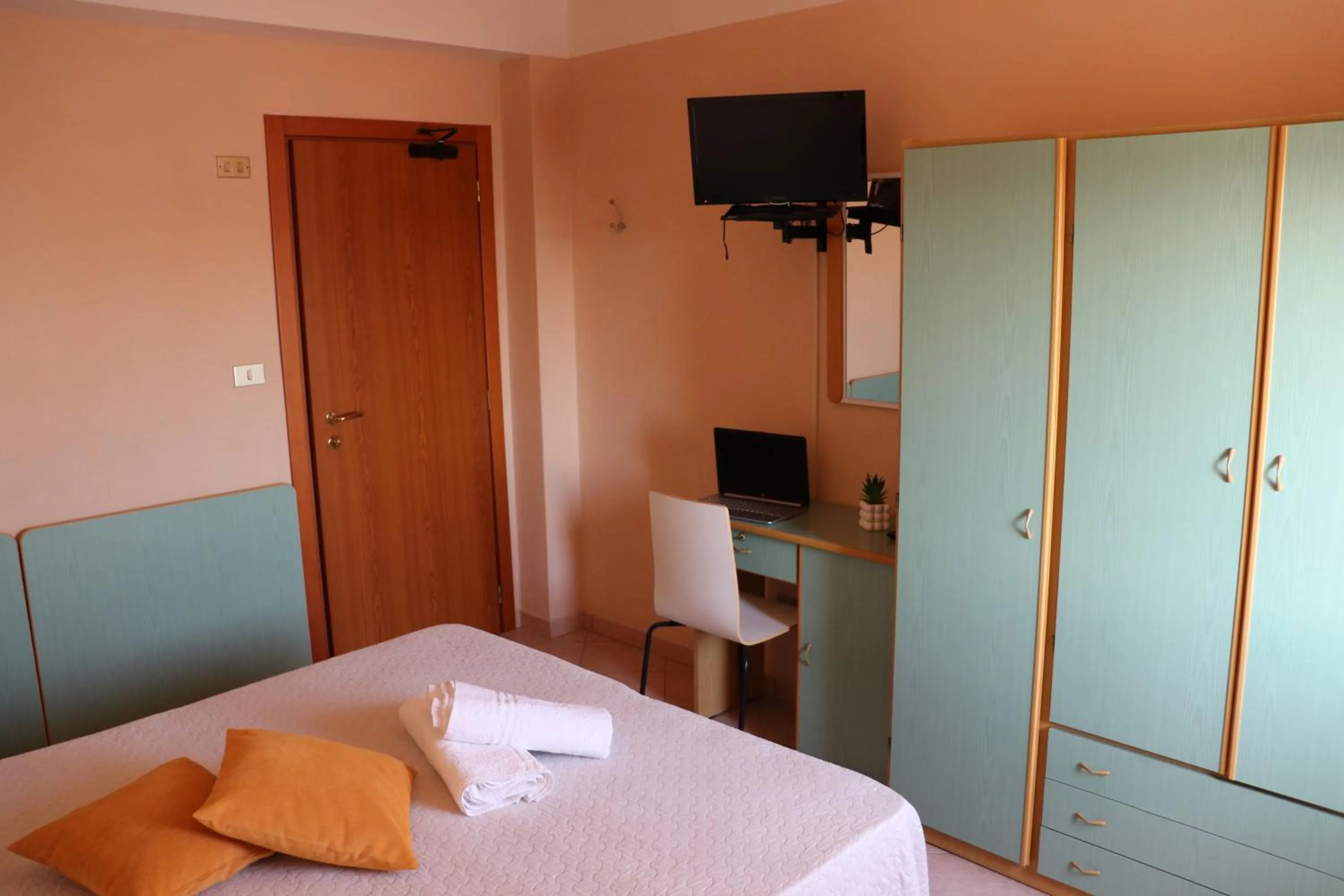 Bedroom, Bed in Hotel Barca D'Oro