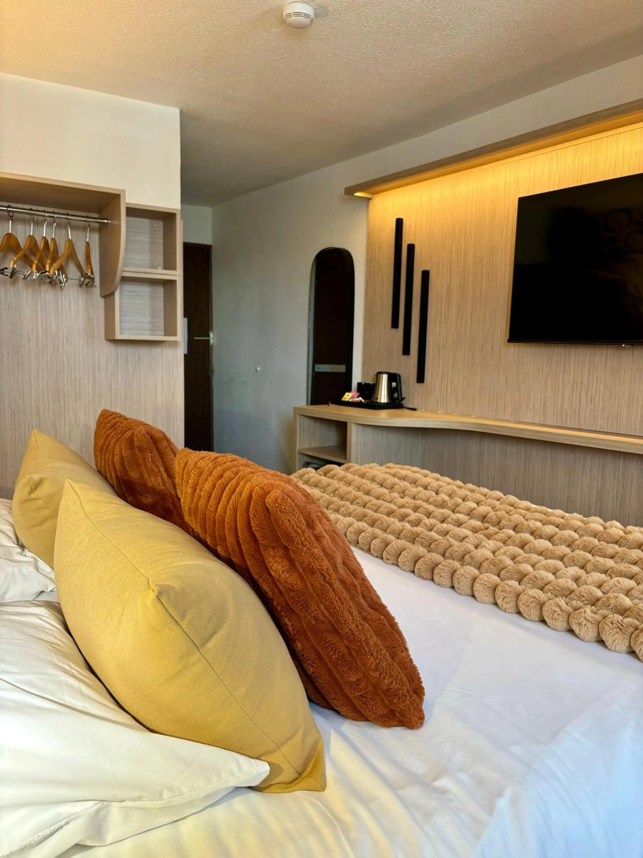 Bedroom, Bed in Ambassadeur Hotel - Cherbourg Port de Plaisance