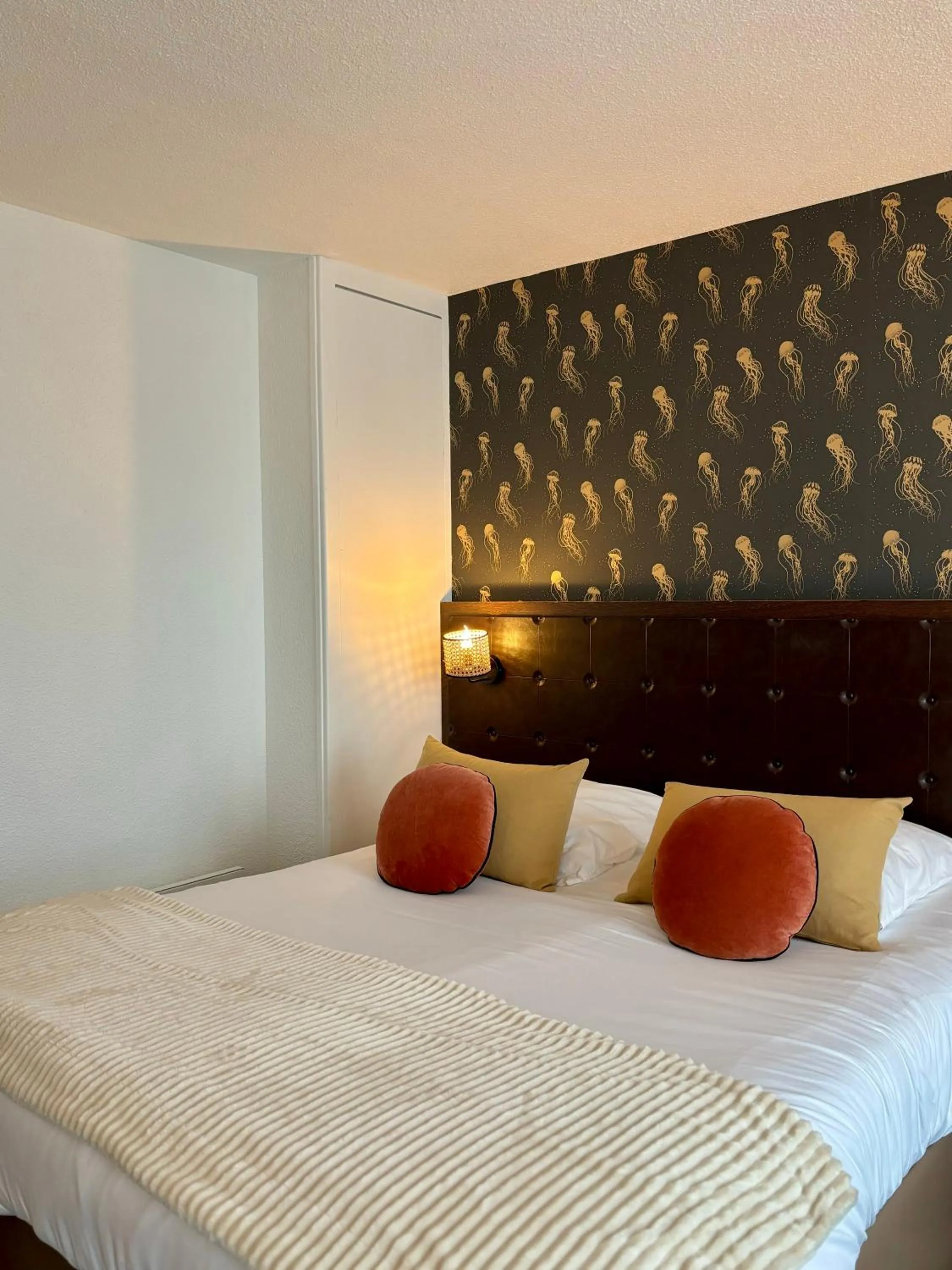 Bedroom, Bed in Ambassadeur Hotel - Cherbourg Port de Plaisance