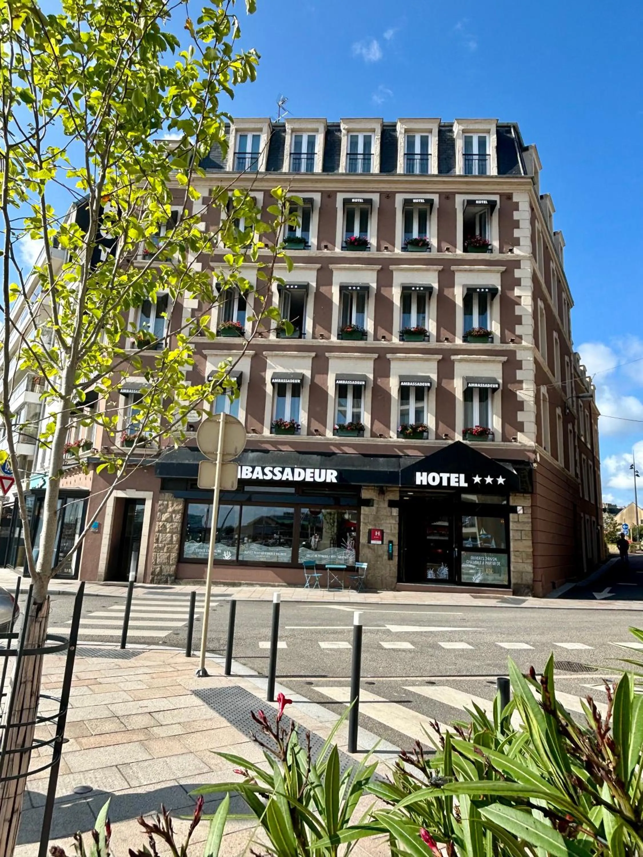 Property building in Ambassadeur Hotel - Cherbourg Port de Plaisance