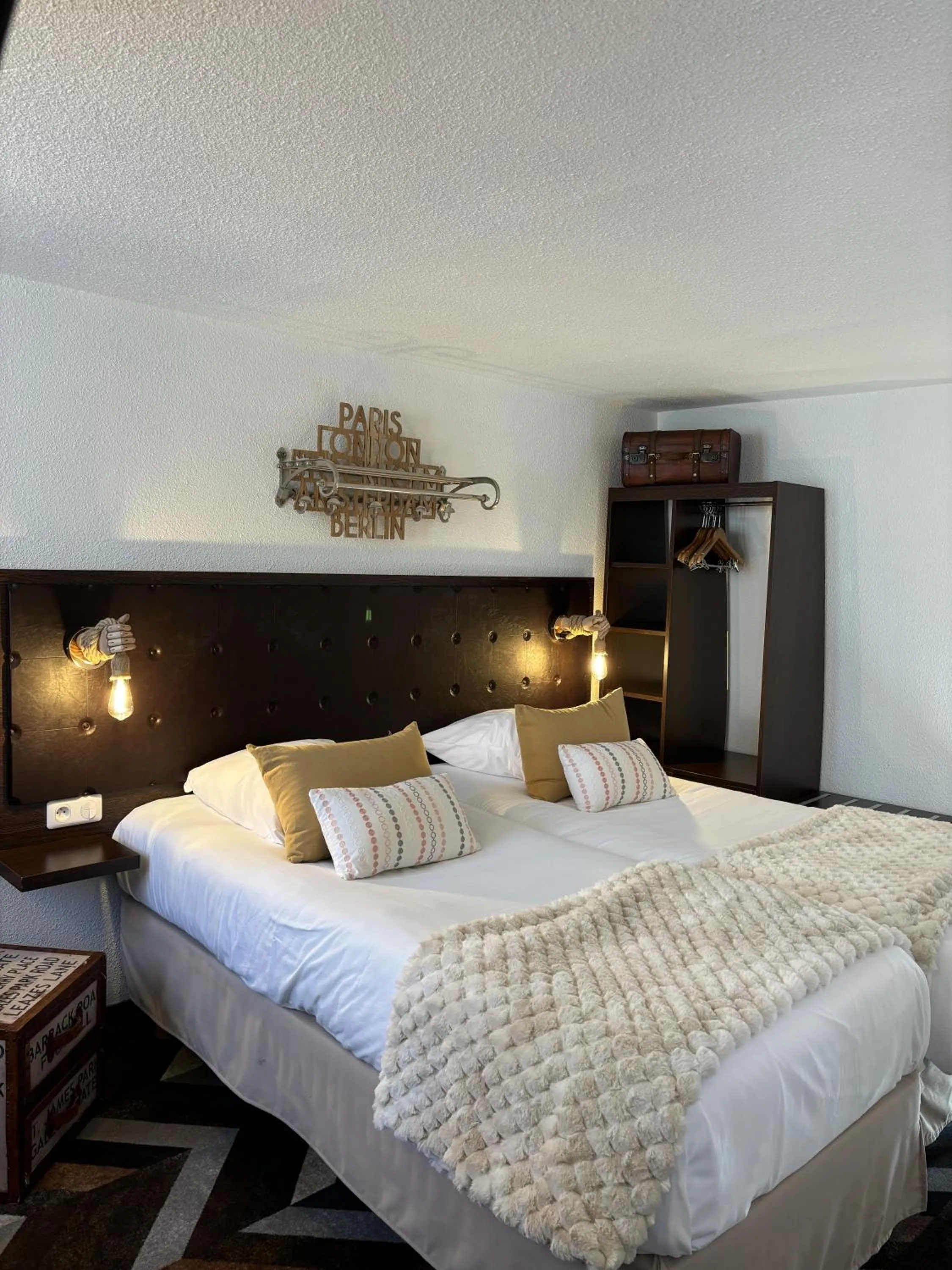Bedroom, Bed in Ambassadeur Hotel - Cherbourg Port de Plaisance