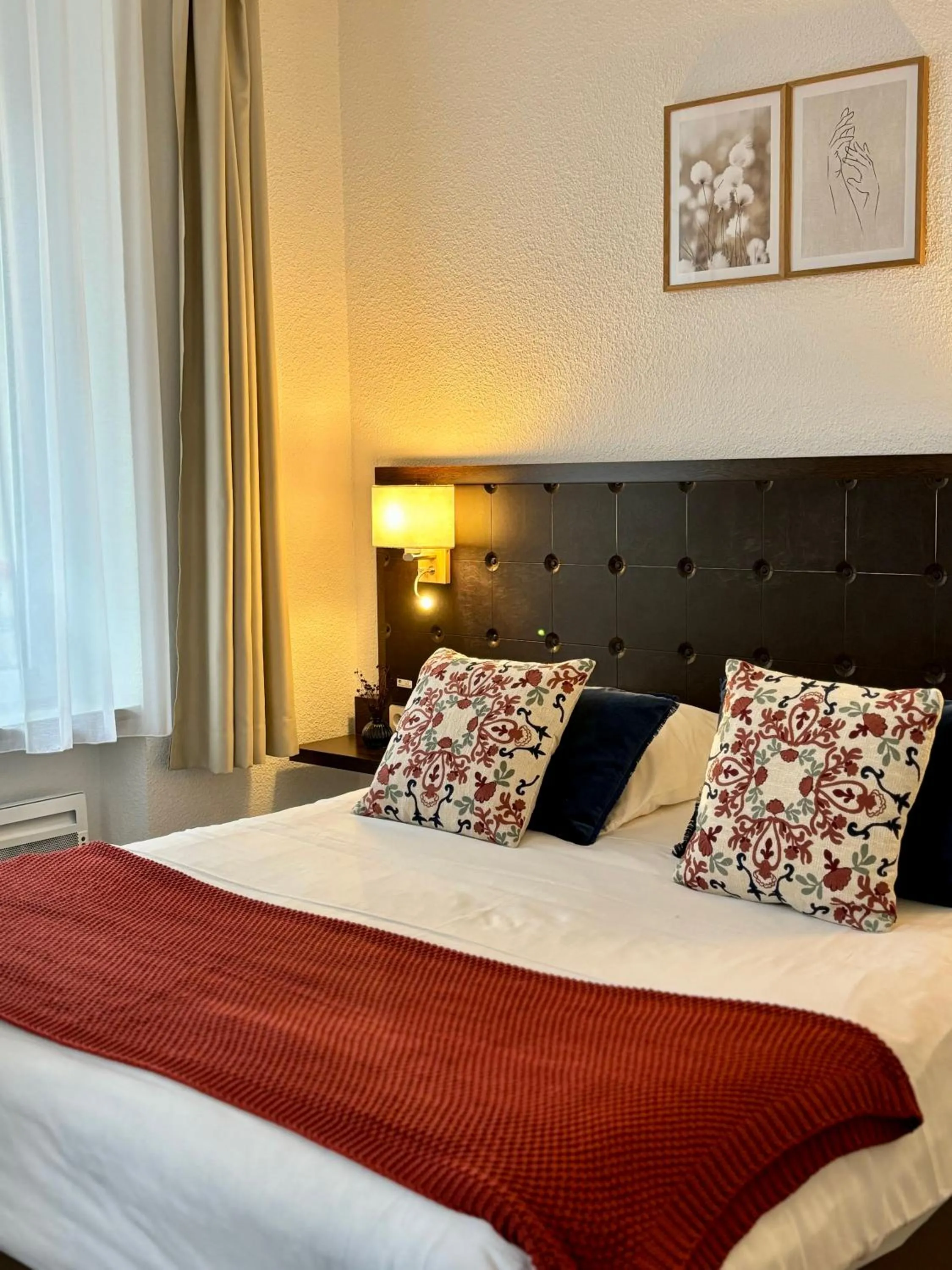 Property building, Bed in Ambassadeur Hotel - Cherbourg Port de Plaisance