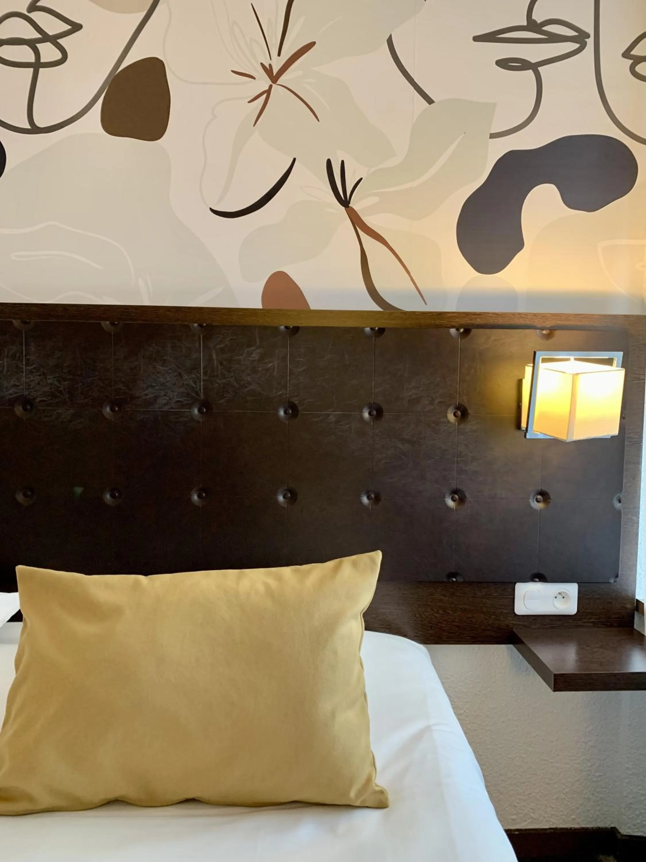 Property building, Bed in Ambassadeur Hotel - Cherbourg Port de Plaisance