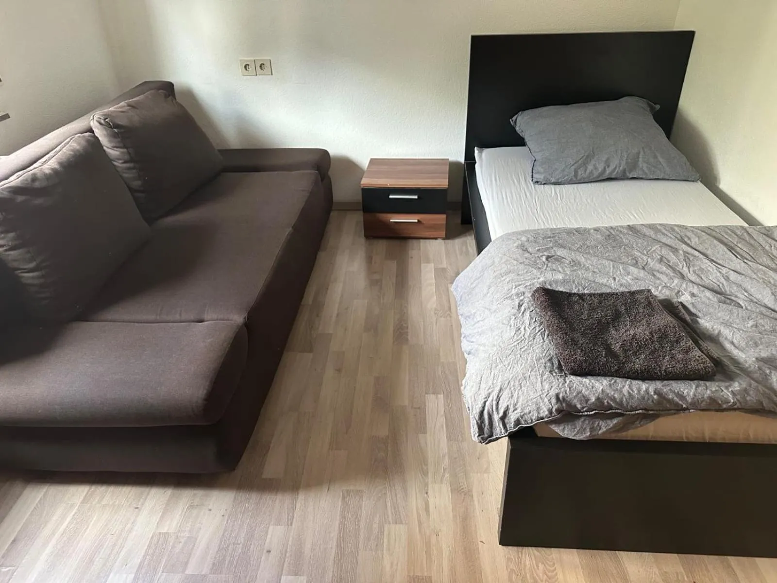 Bed in Frankfurt Airport & Fair Apartment