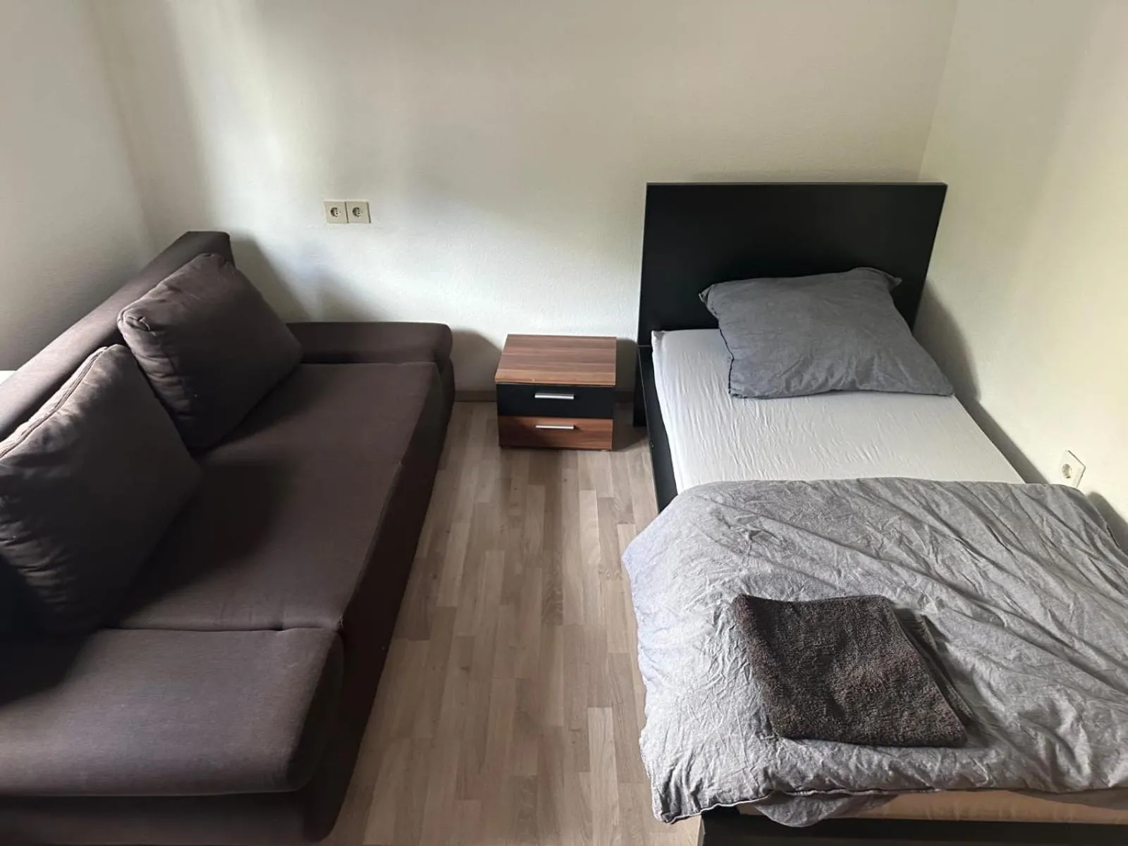 Bed in Frankfurt Airport & Fair Apartment