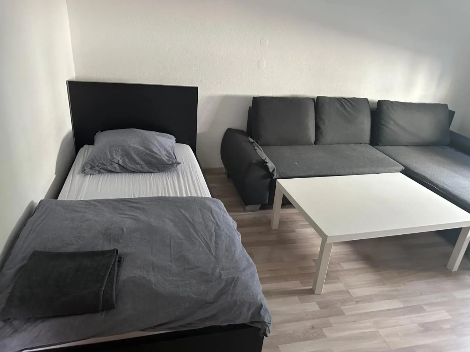 Bed in Frankfurt Airport & Fair Apartment