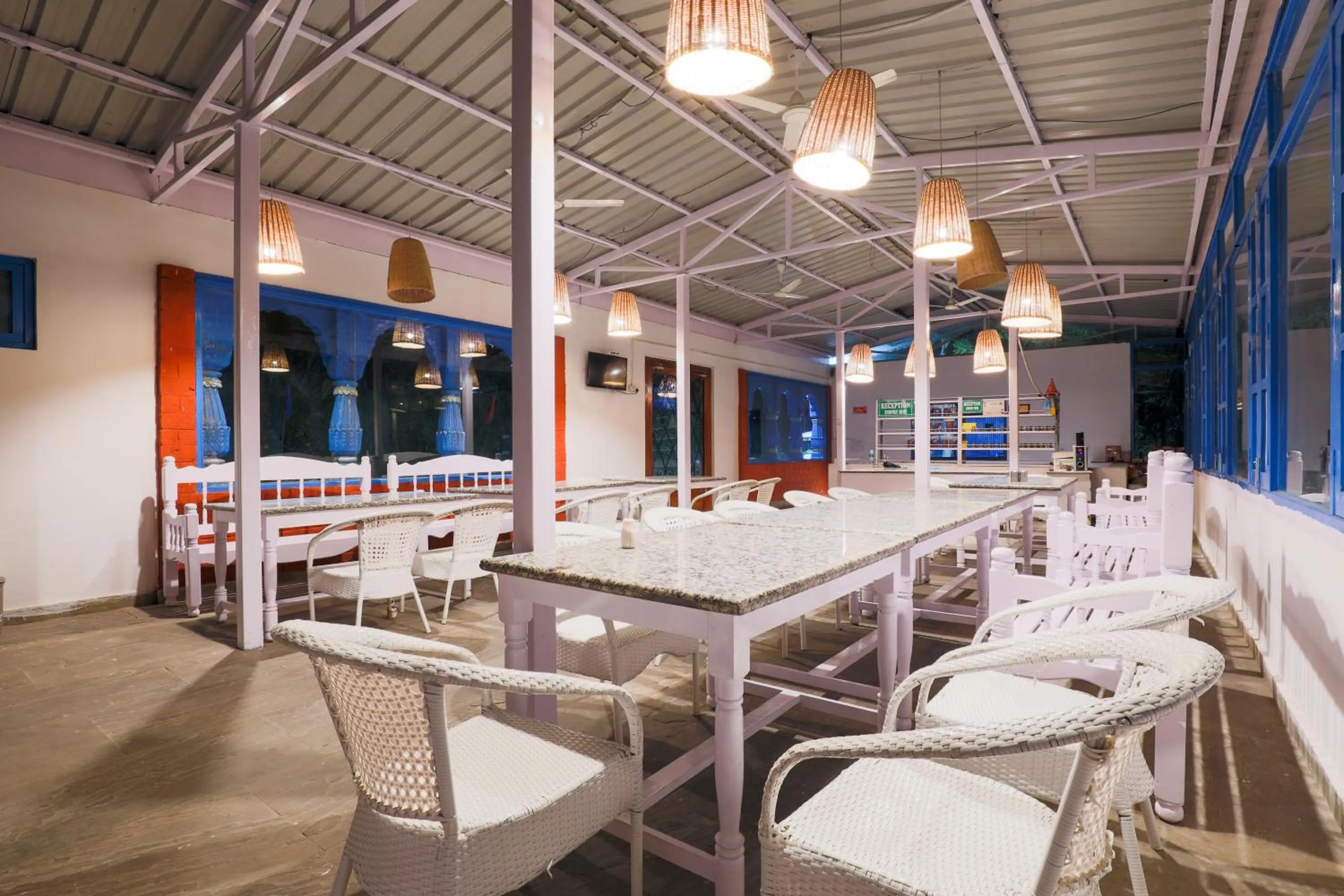 Restaurant/places to eat in MANJARI RESORT
