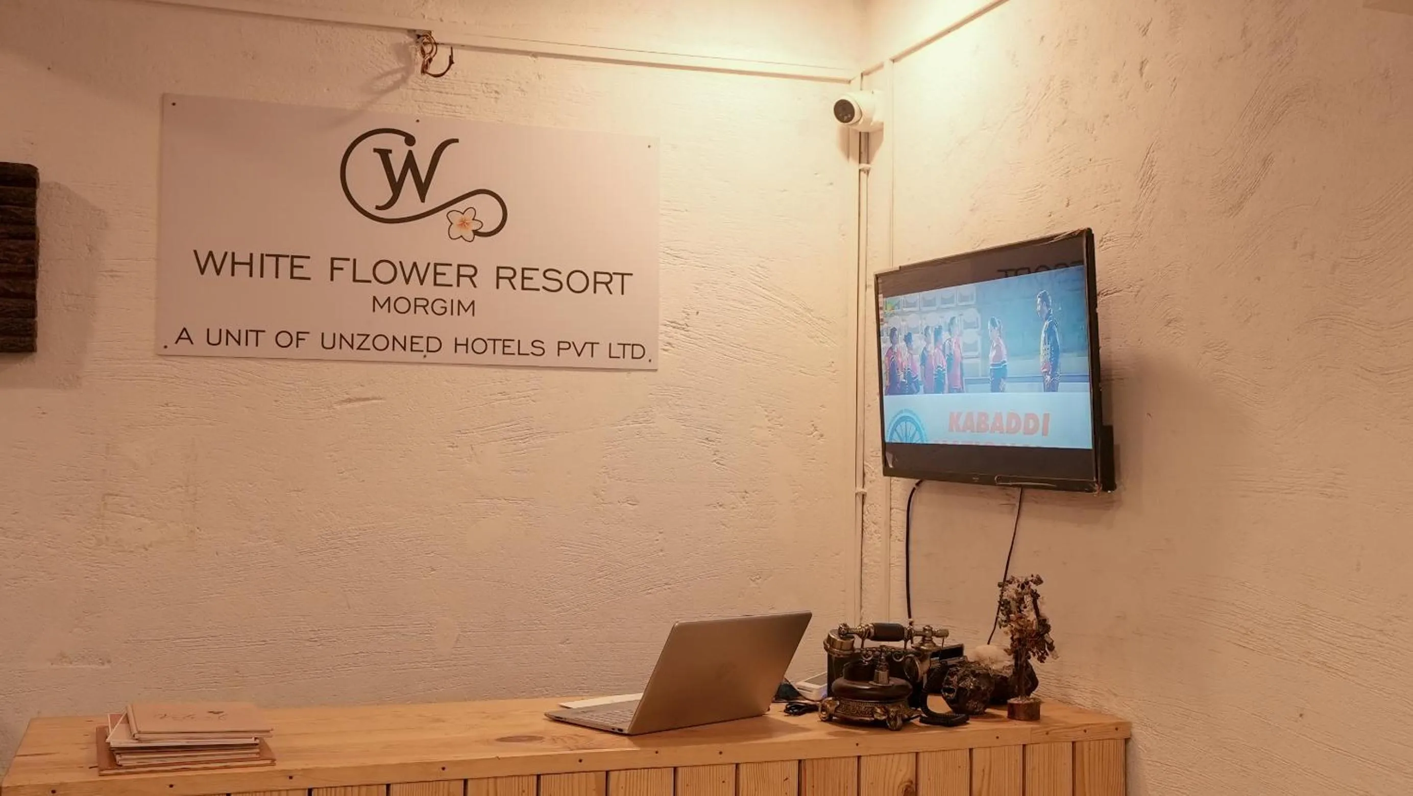TV and multimedia in Whiteflower Resort Morjim