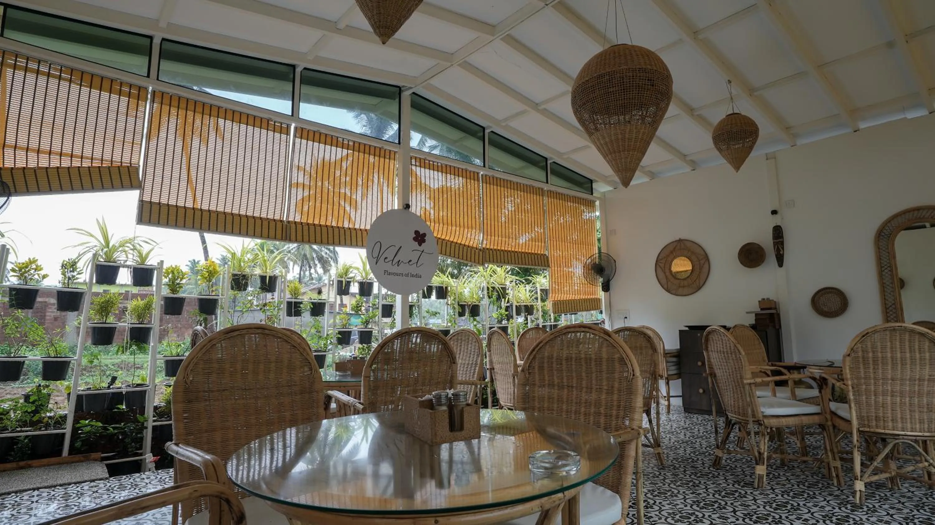 Restaurant/places to eat in Whiteflower Resort Morjim