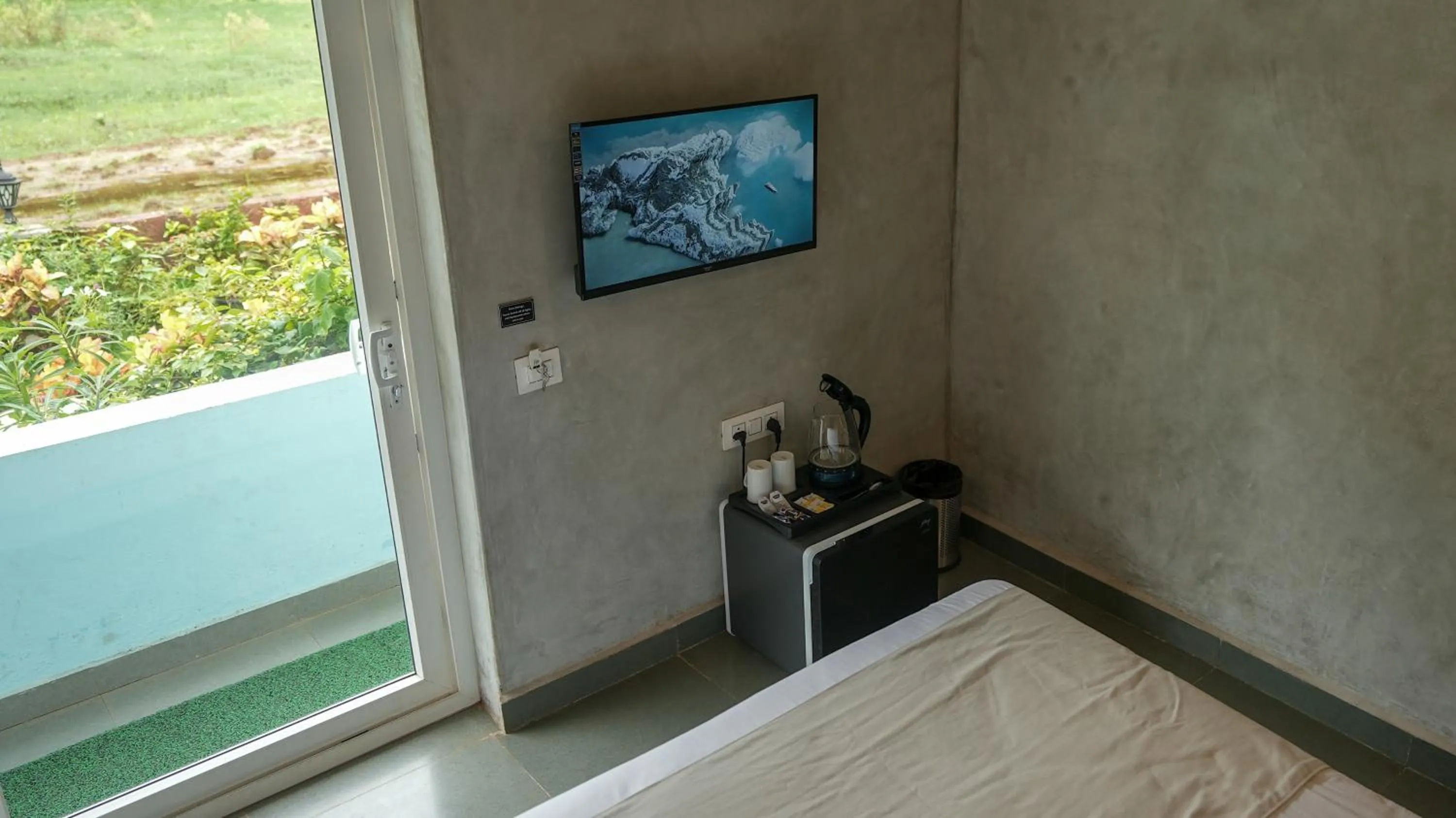 TV and multimedia in Whiteflower Resort Morjim