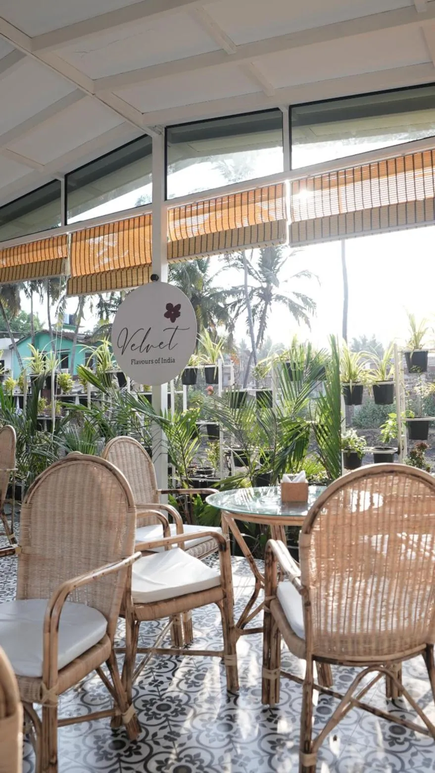 Restaurant/places to eat in Whiteflower Resort Morjim