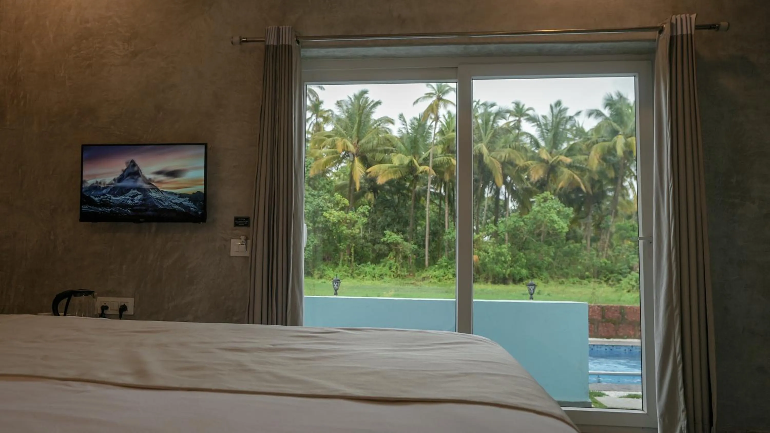 Bed in Whiteflower Resort Morjim