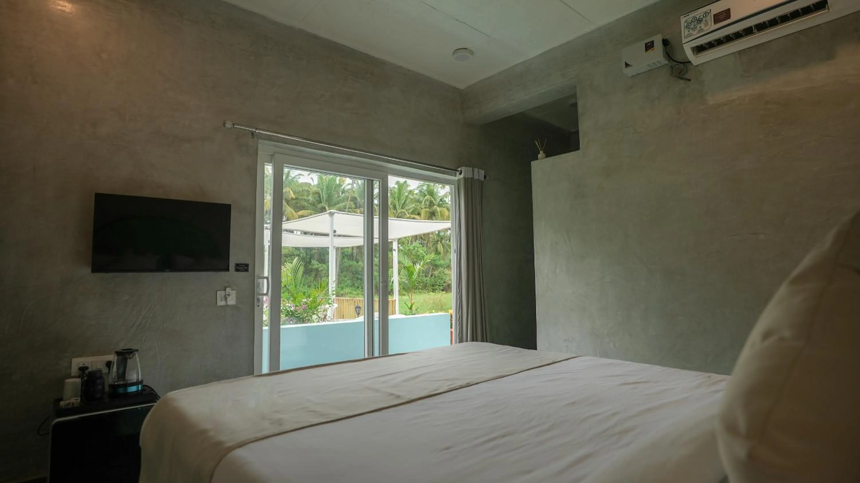 Bed in Whiteflower Resort Morjim