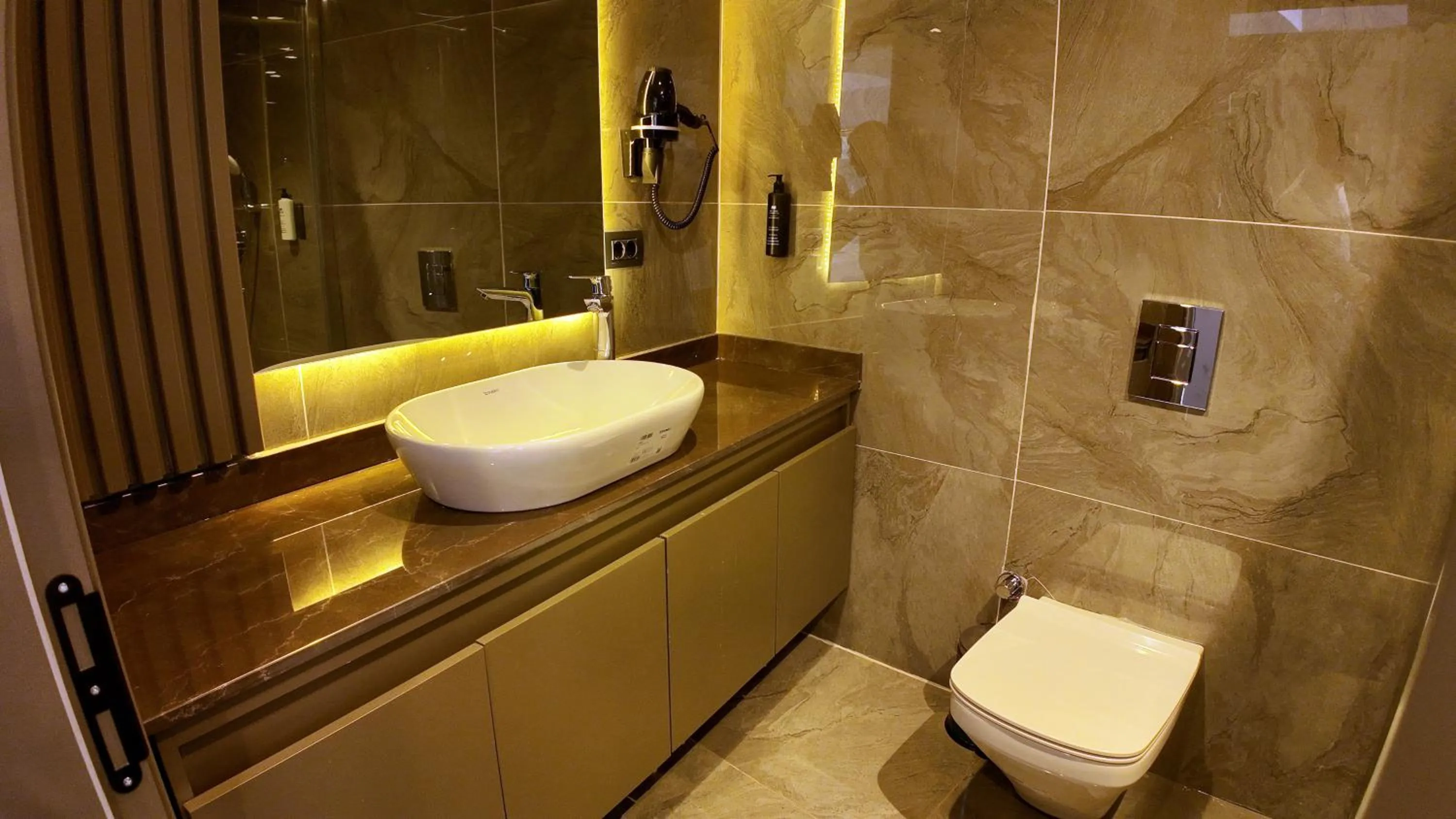 Shower in THE NEST HOTEL