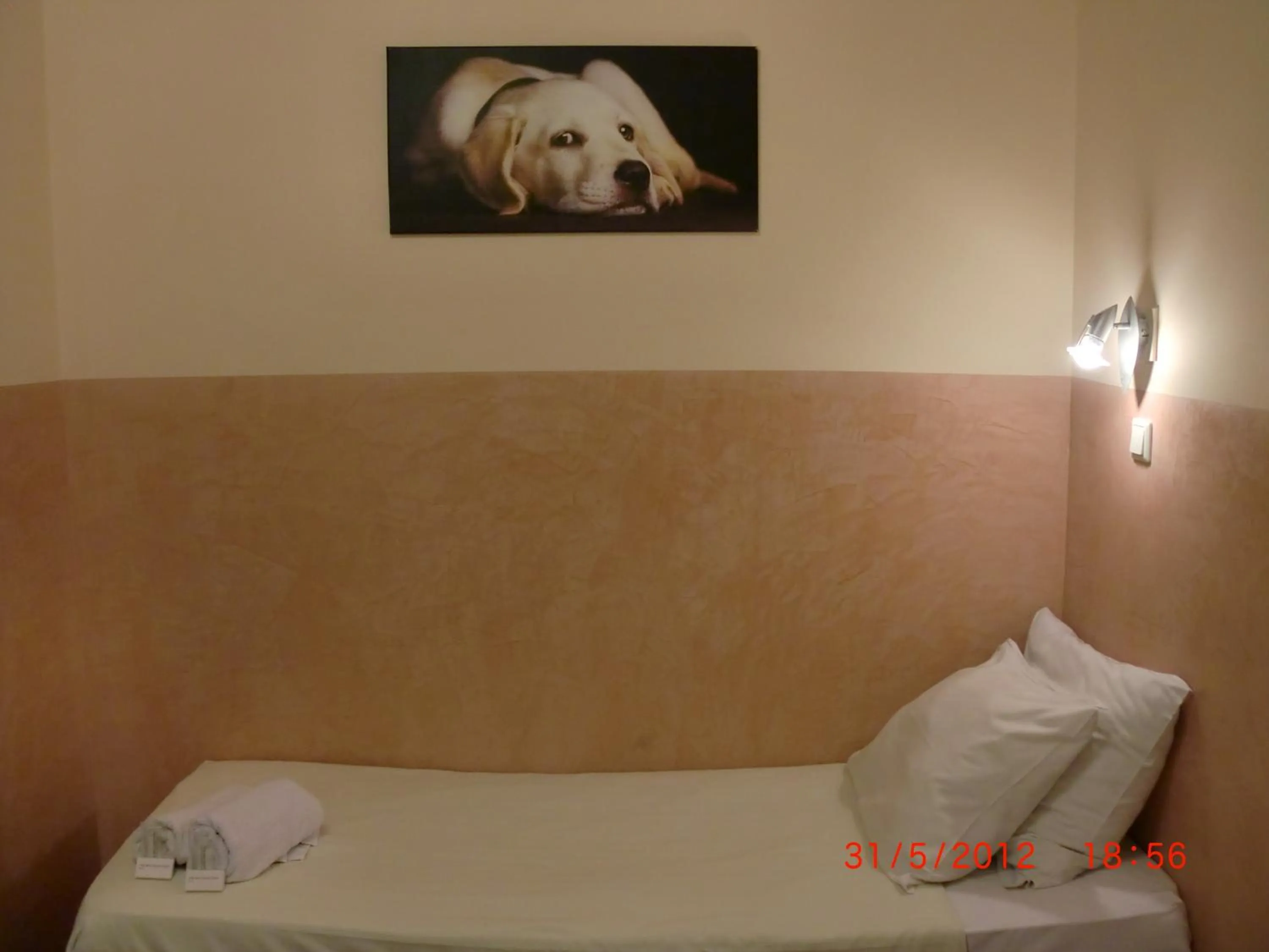 Bed in Budget Hotel Neutraal