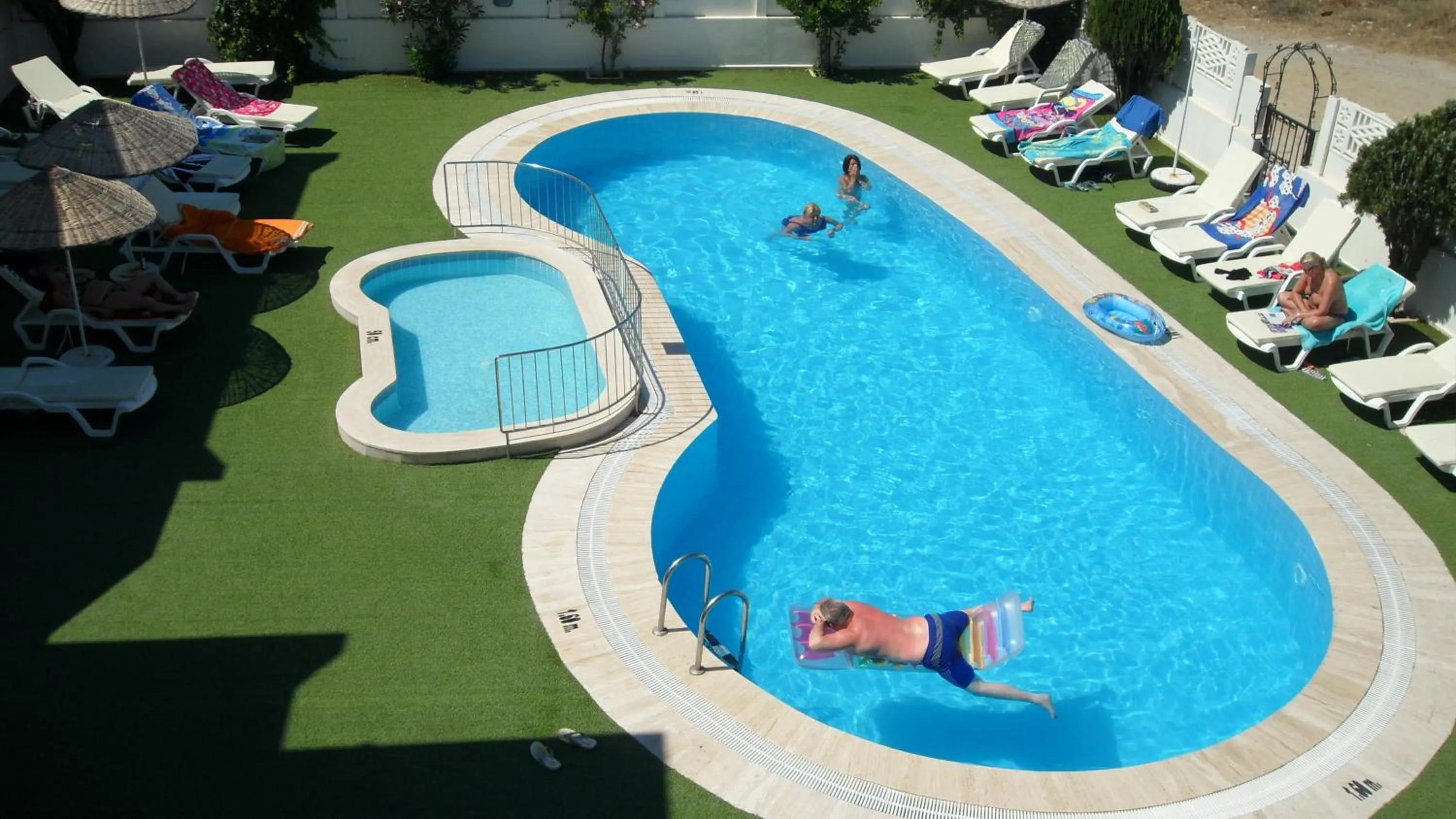 Swimming pool in Ozukara Apart 1