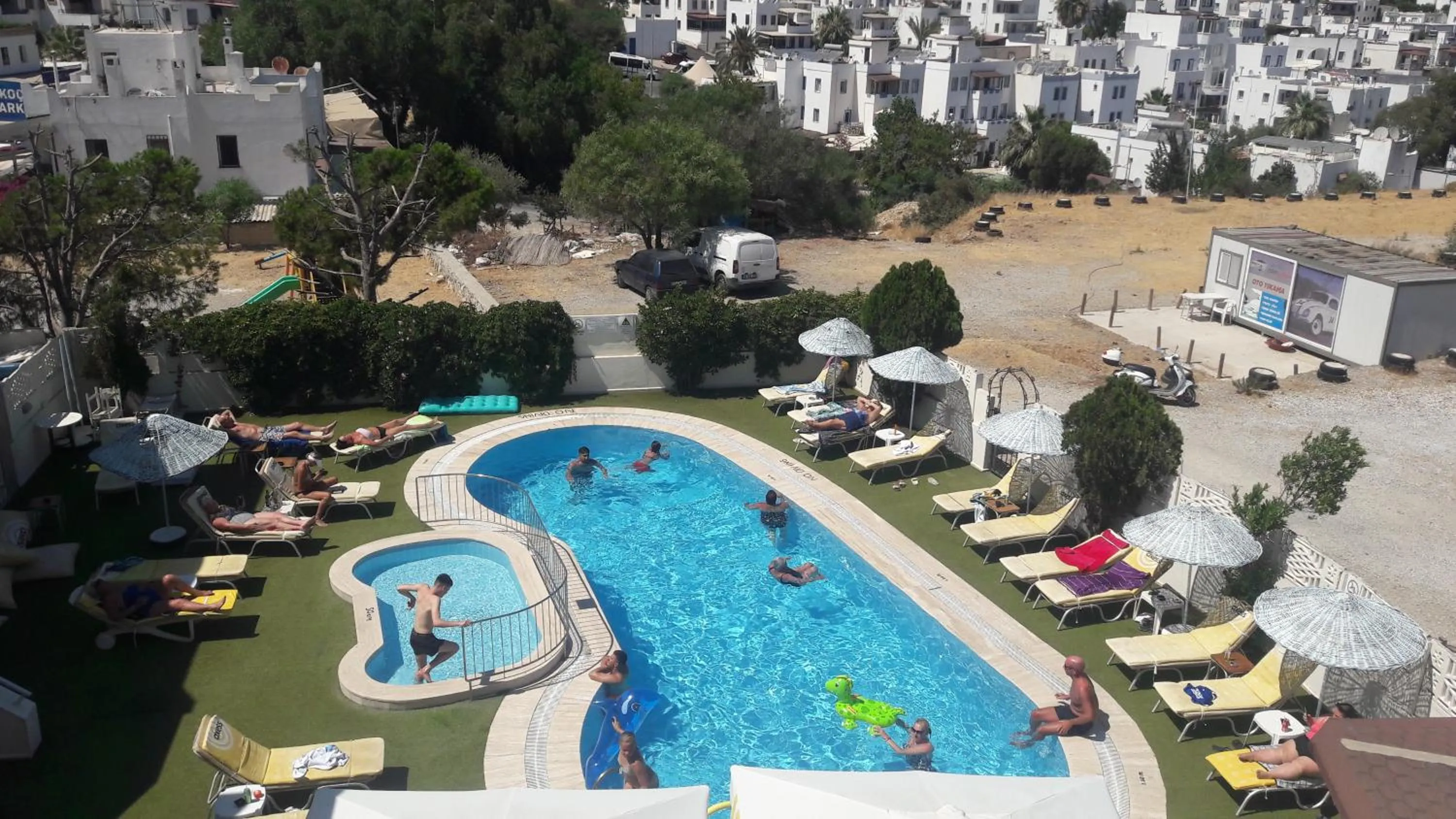 Pool view in Ozukara Apart 1