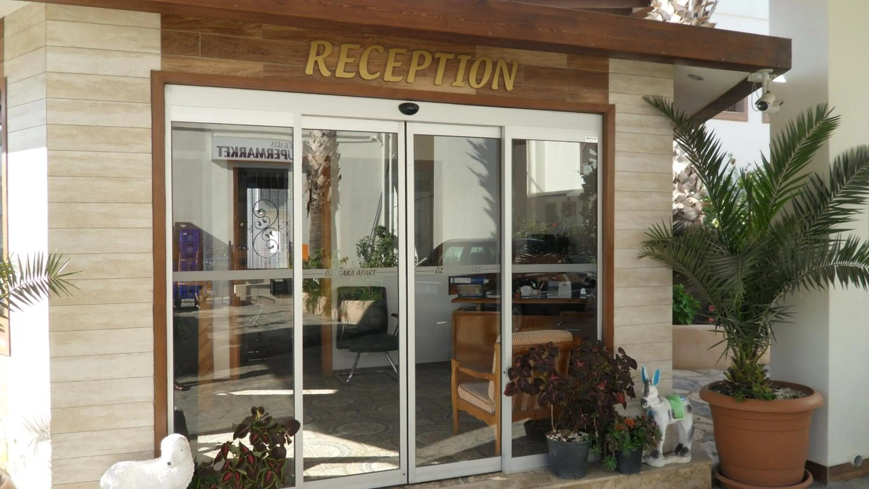 Lobby or reception in Ozukara Apart 1