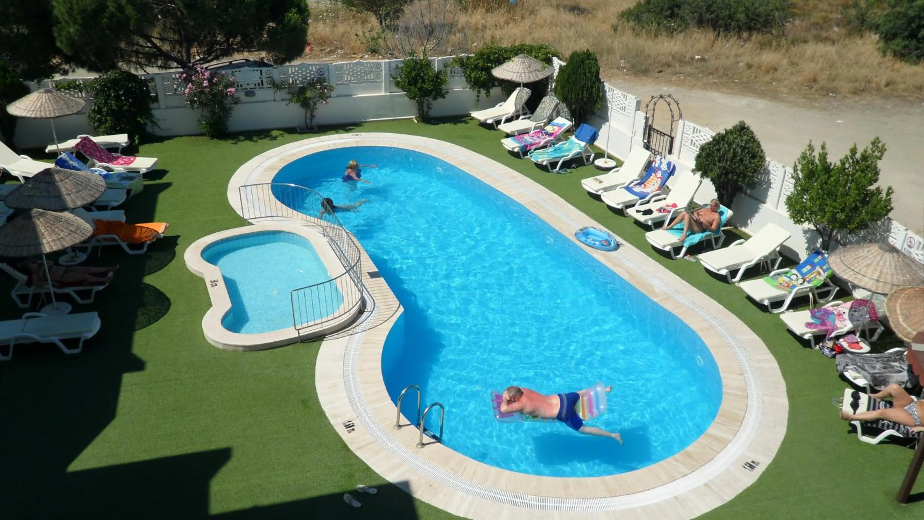 Swimming pool in Ozukara Apart 1