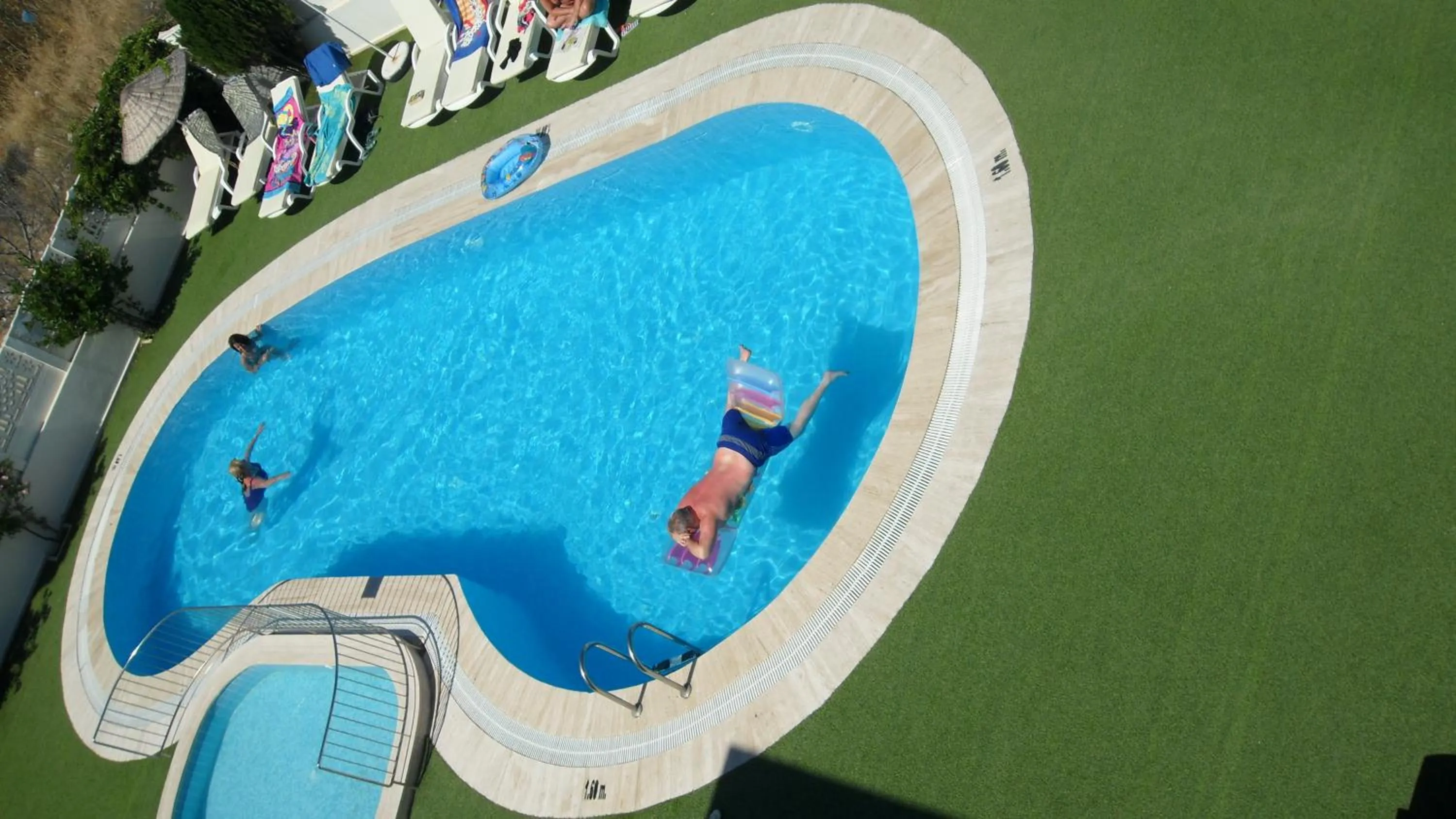 Swimming pool in Ozukara Apart 1