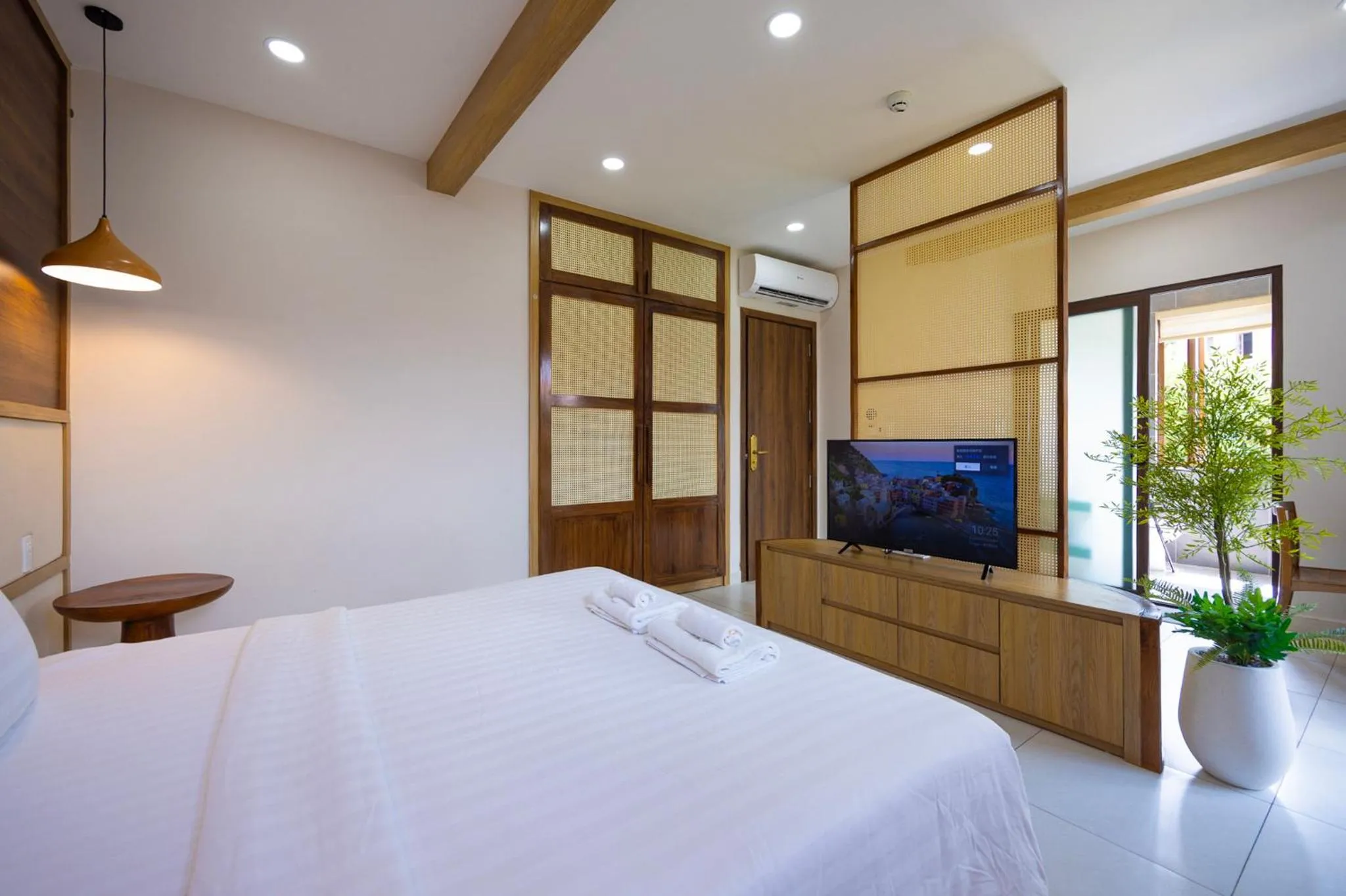 Photo of the whole room, Bed in Lotus Home Cafe