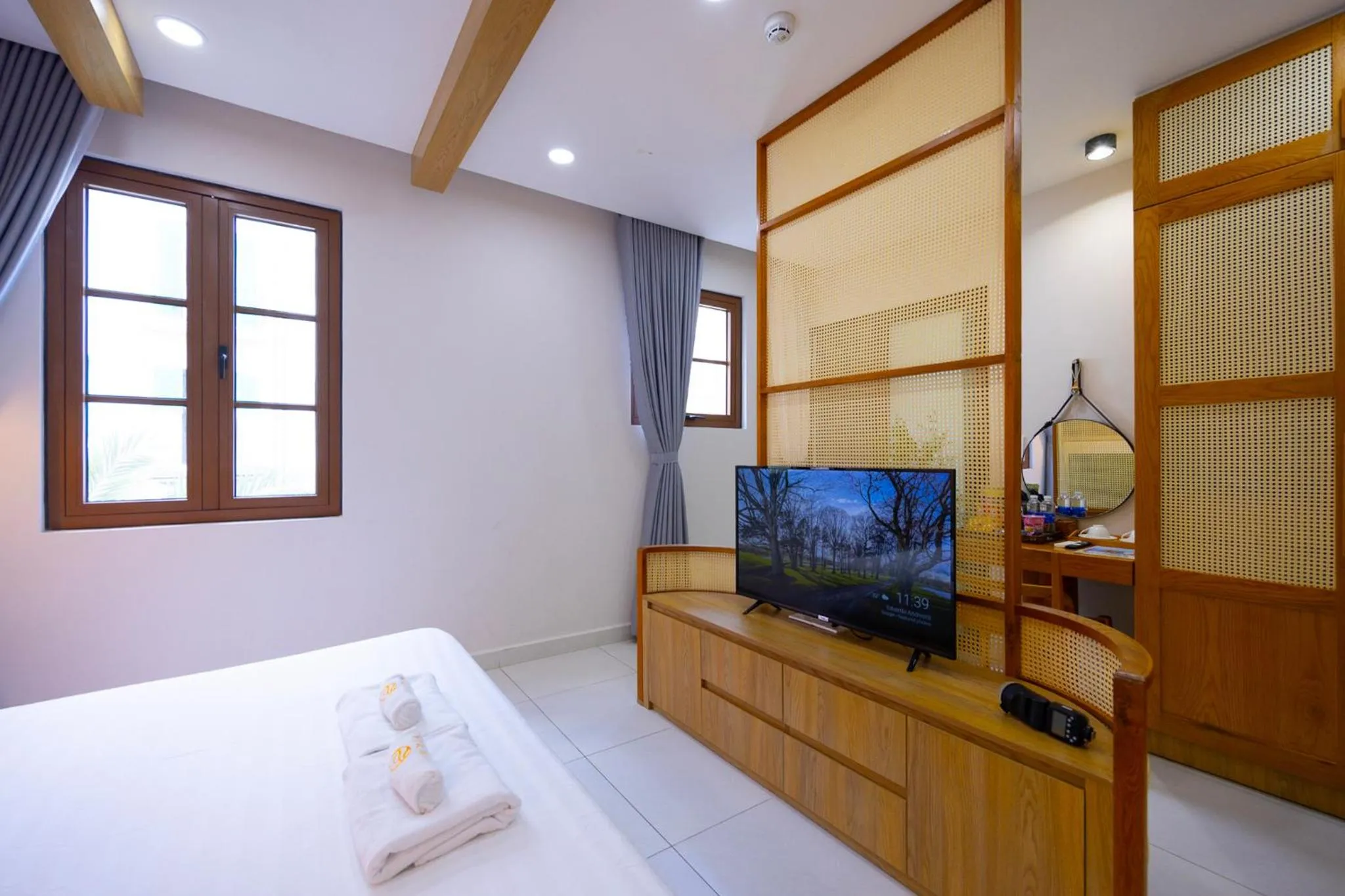 Communal lounge/ TV room, Bed in Lotus Home Cafe