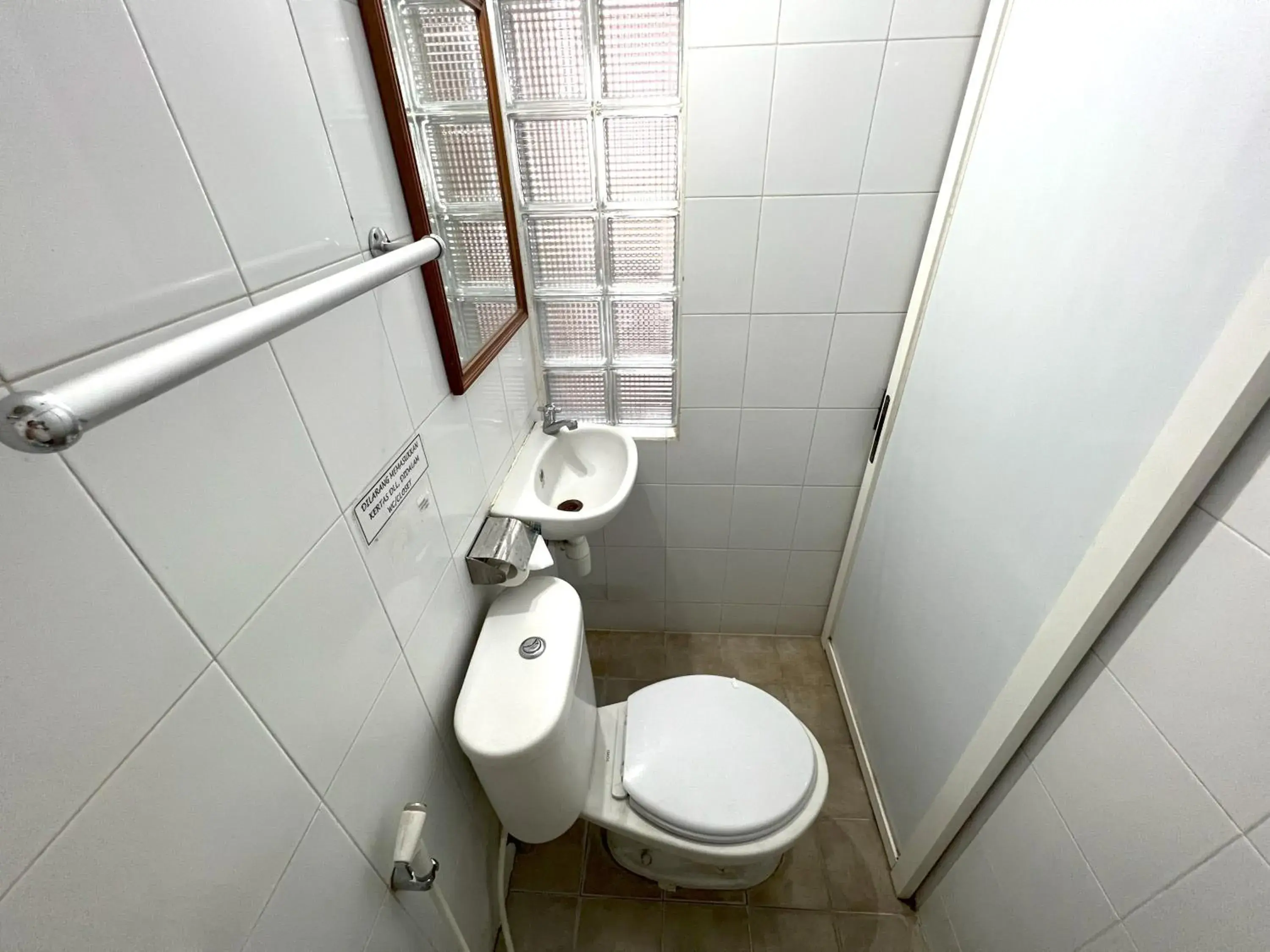 Bathroom in Hotel Winotosastro by Athelu