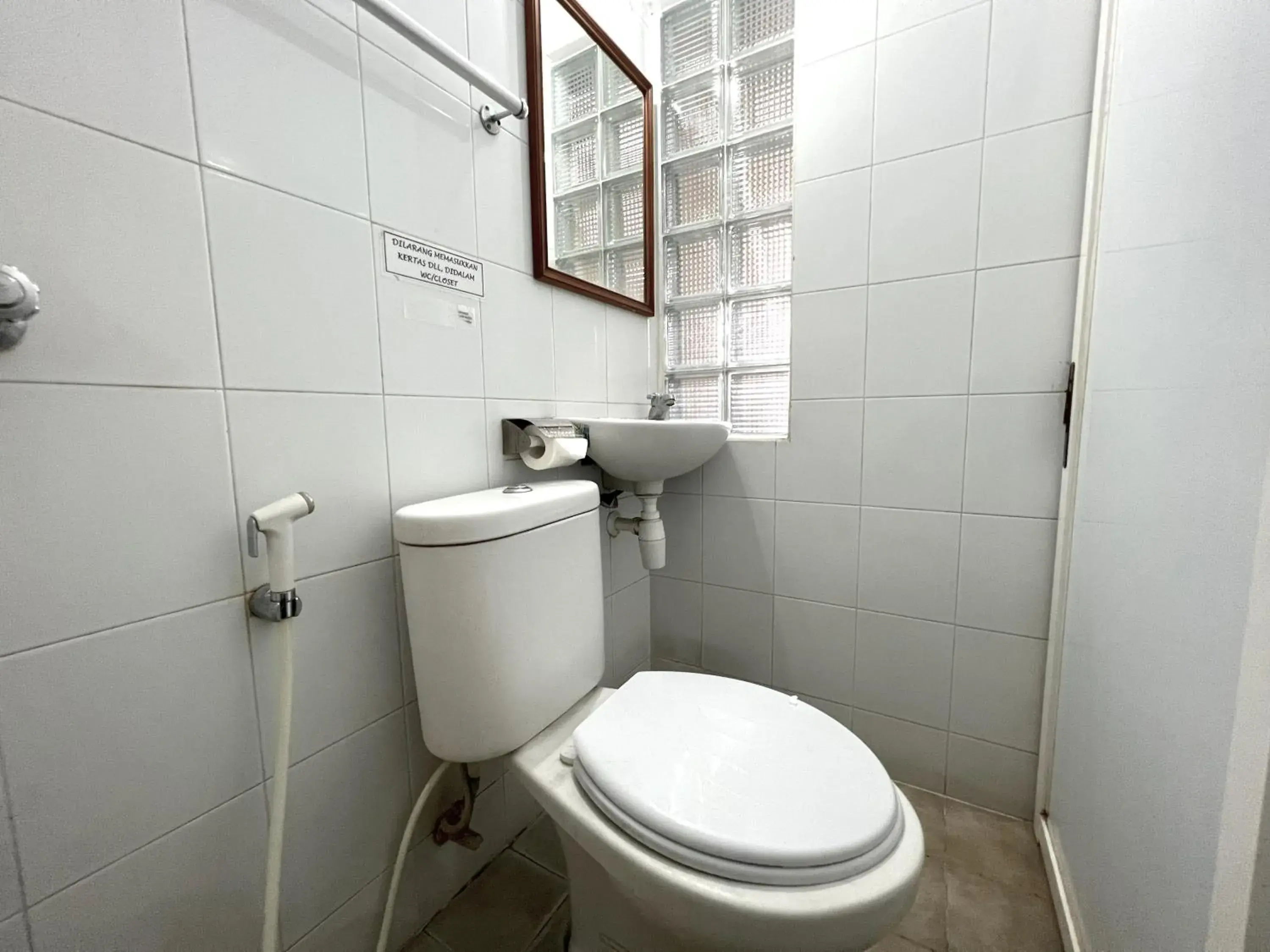 Bathroom in Hotel Winotosastro by Athelu