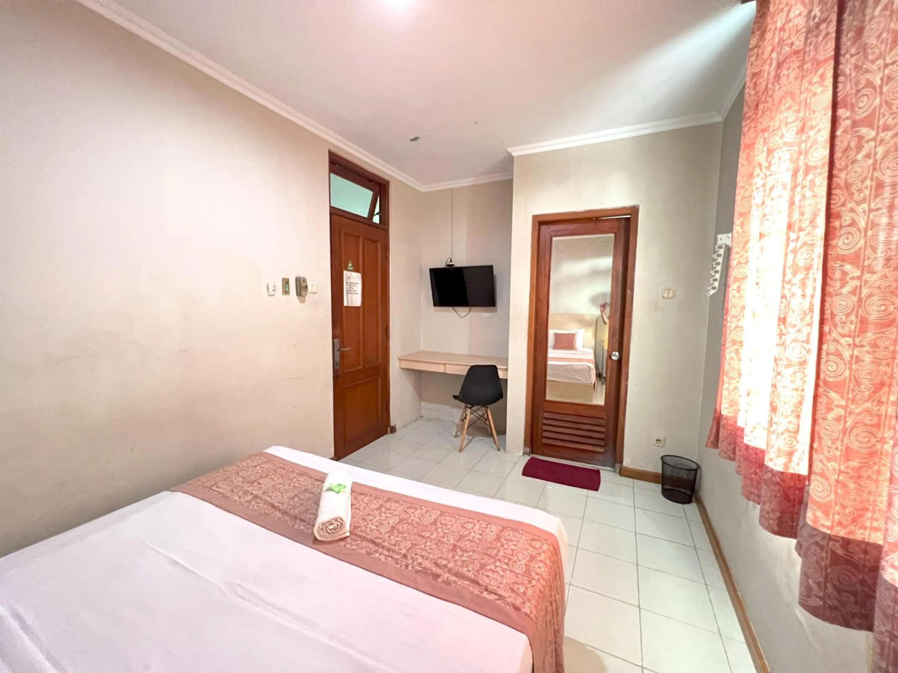 Bed in Hotel Winotosastro by Athelu