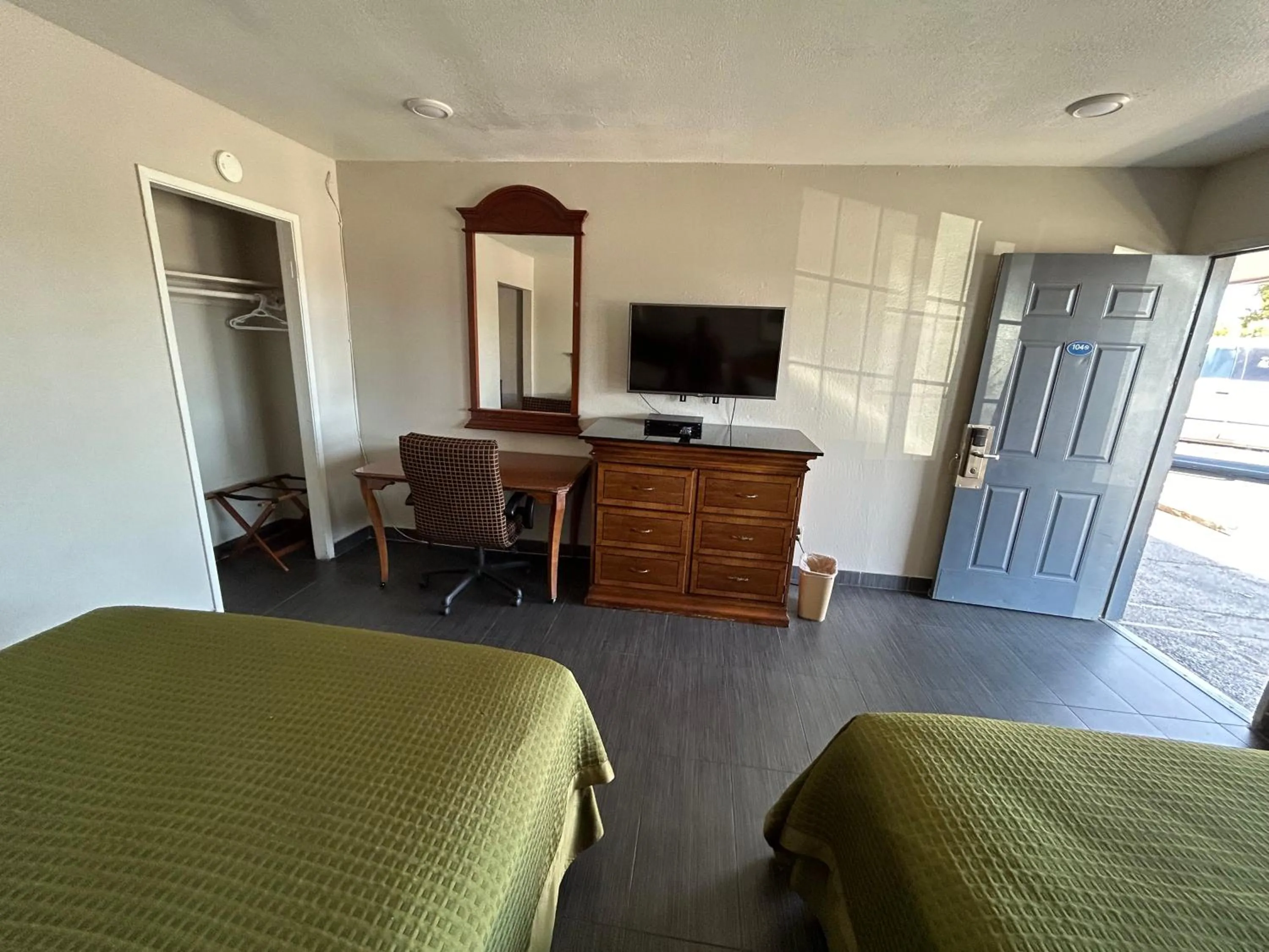 Entertainment, Bed in Dixon Motel