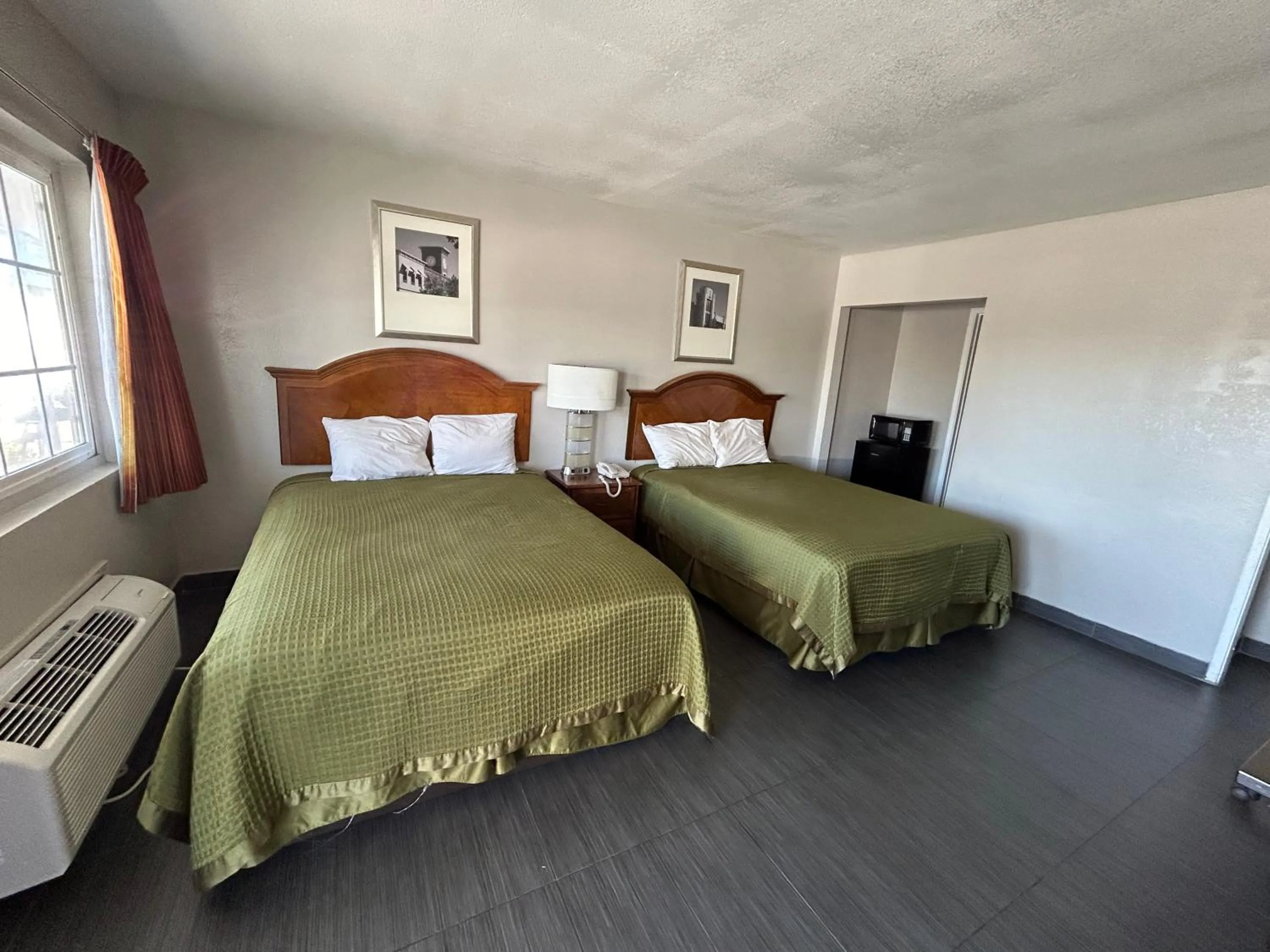 Property building, Bed in Dixon Motel