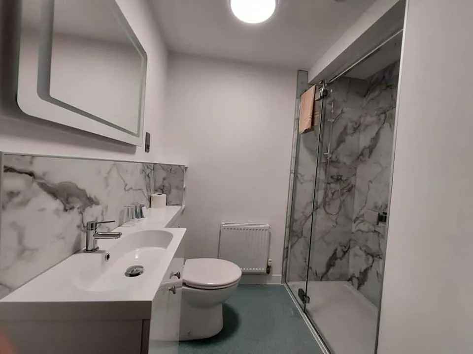 Shower in Richmond Hotel