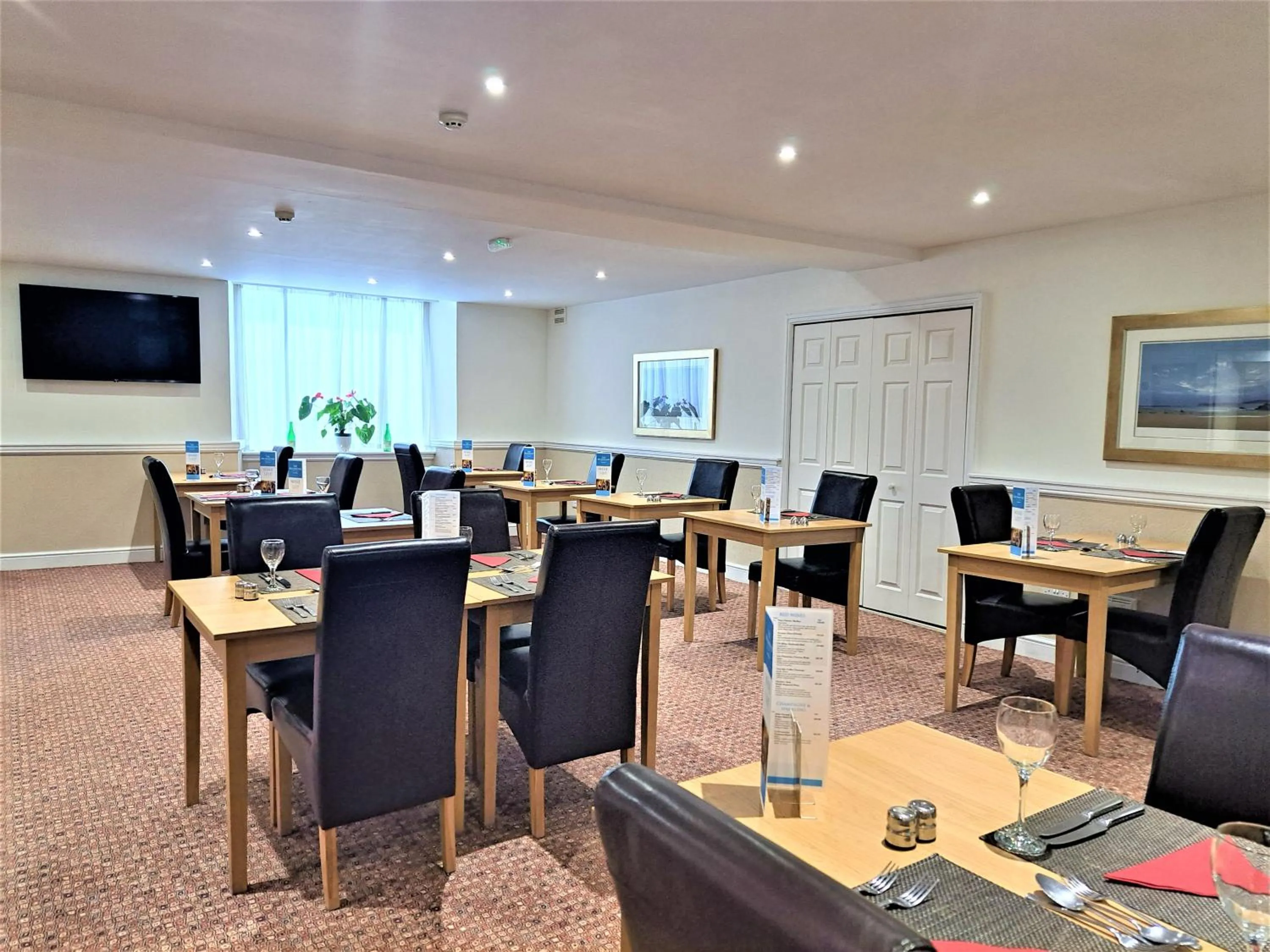 Restaurant/places to eat in Richmond Hotel