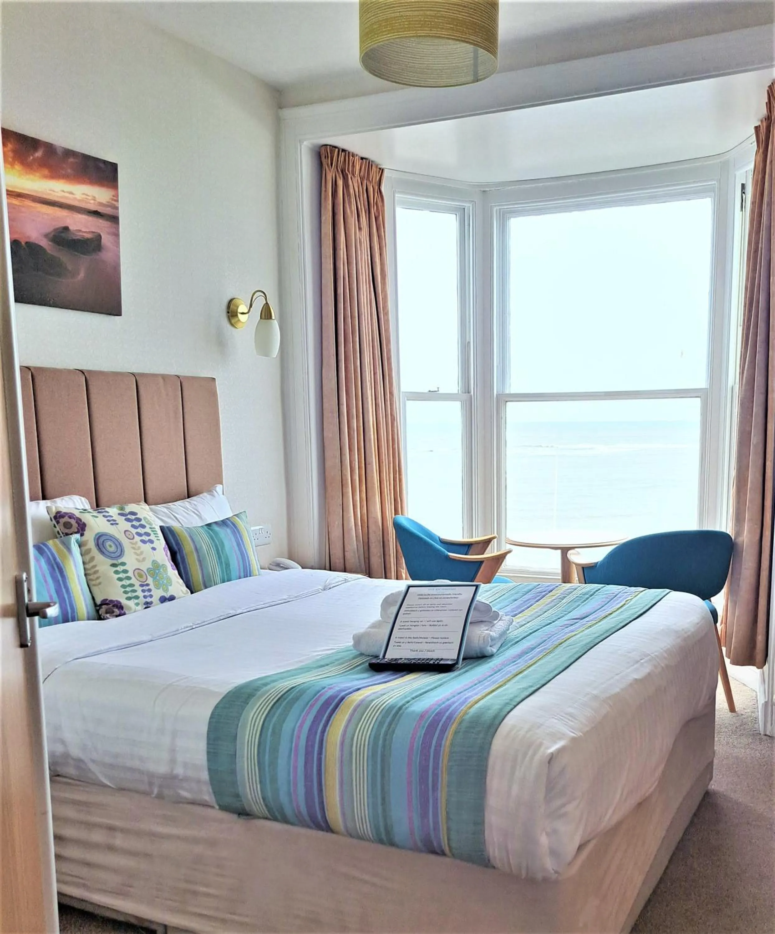 Photo of the whole room, Bed in Richmond Hotel