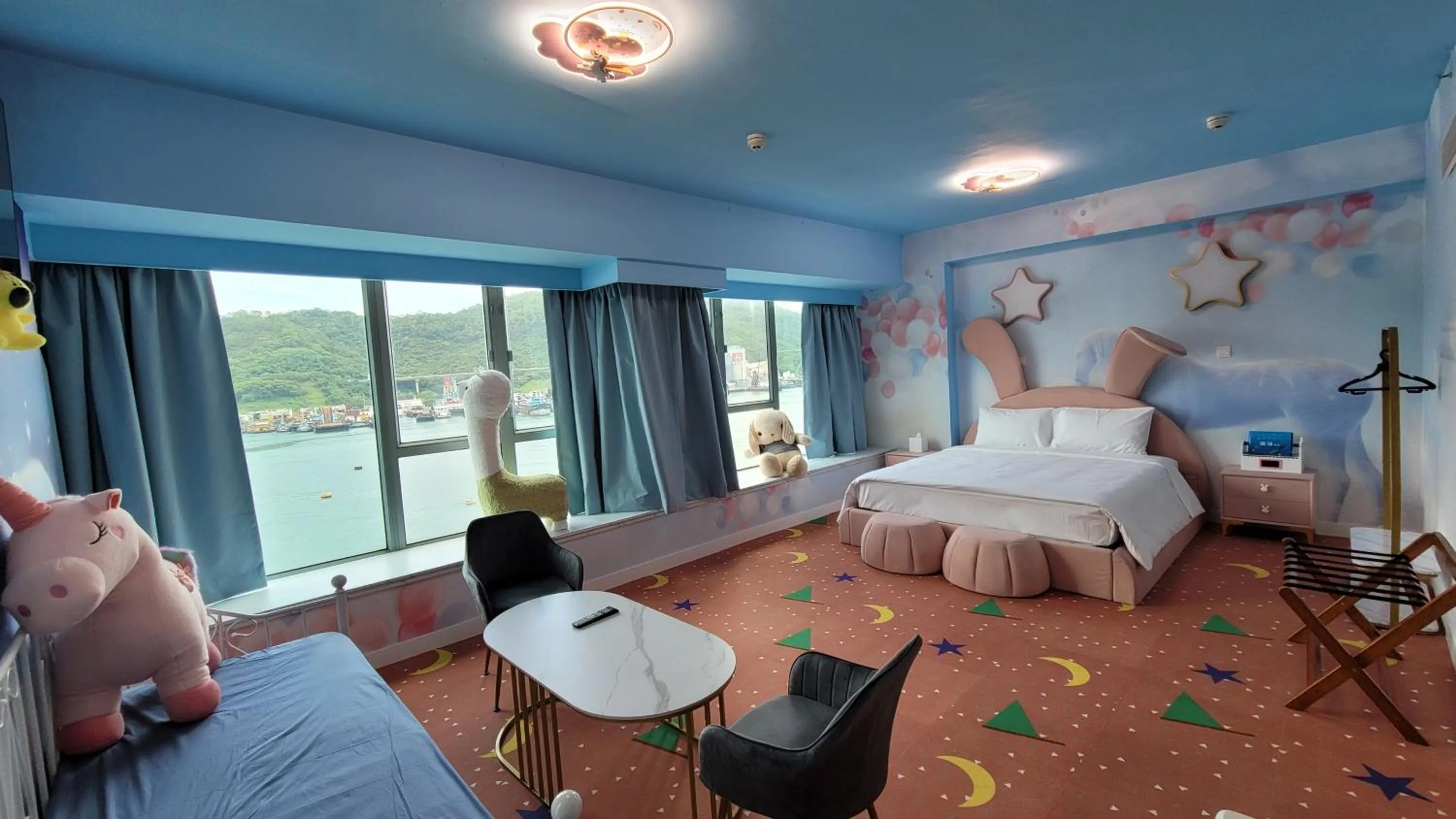 Bedroom, Bed in Grand Bay View Hotel