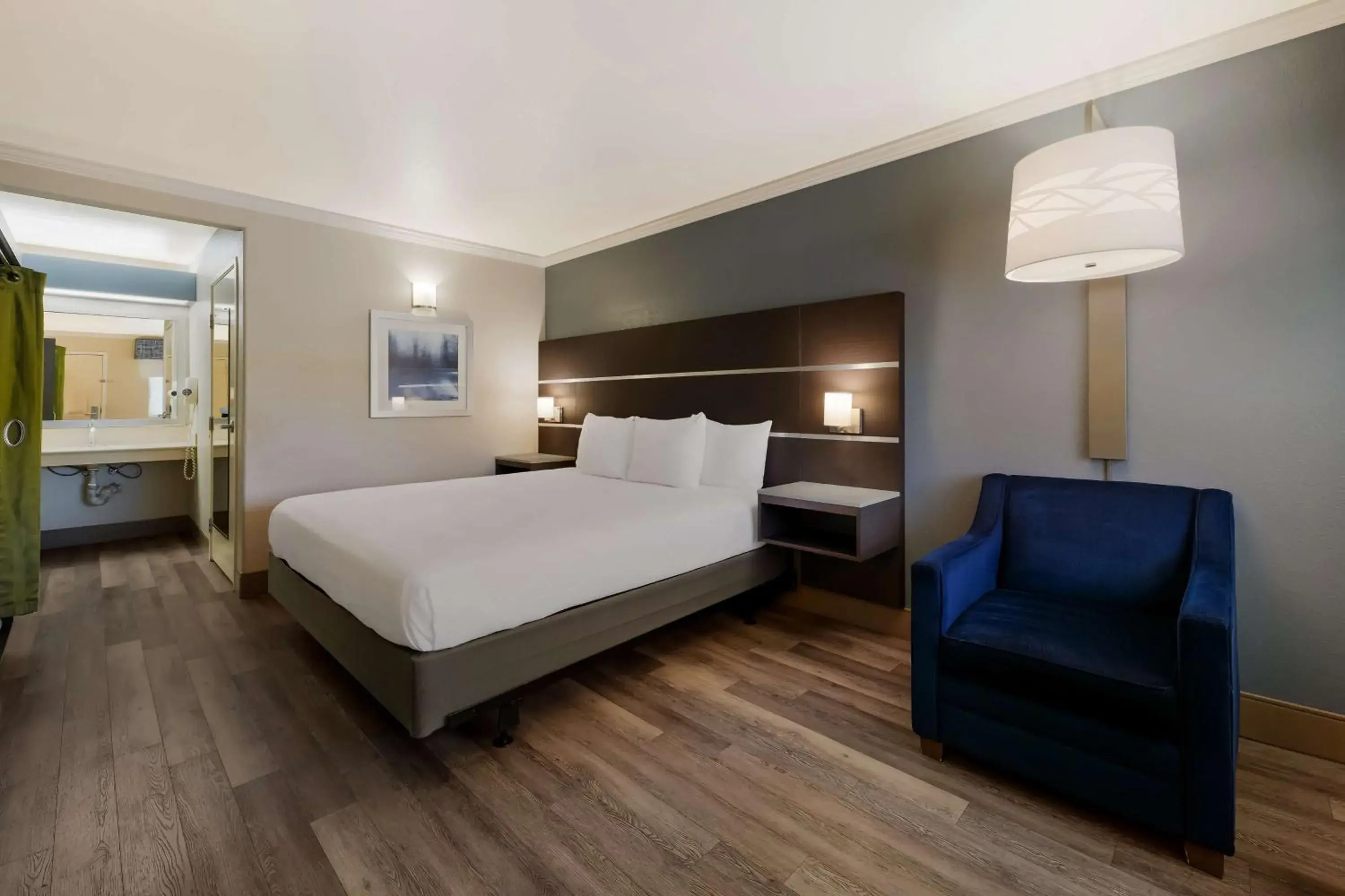 King Room with Roll-in Shower - Disability Access/Non-Smoking in Best Western Inn & Suites Lemoore King Room with Roll-in Shower - Disability Access/Non-Smoking in Best Western Inn & Suites Lemoore