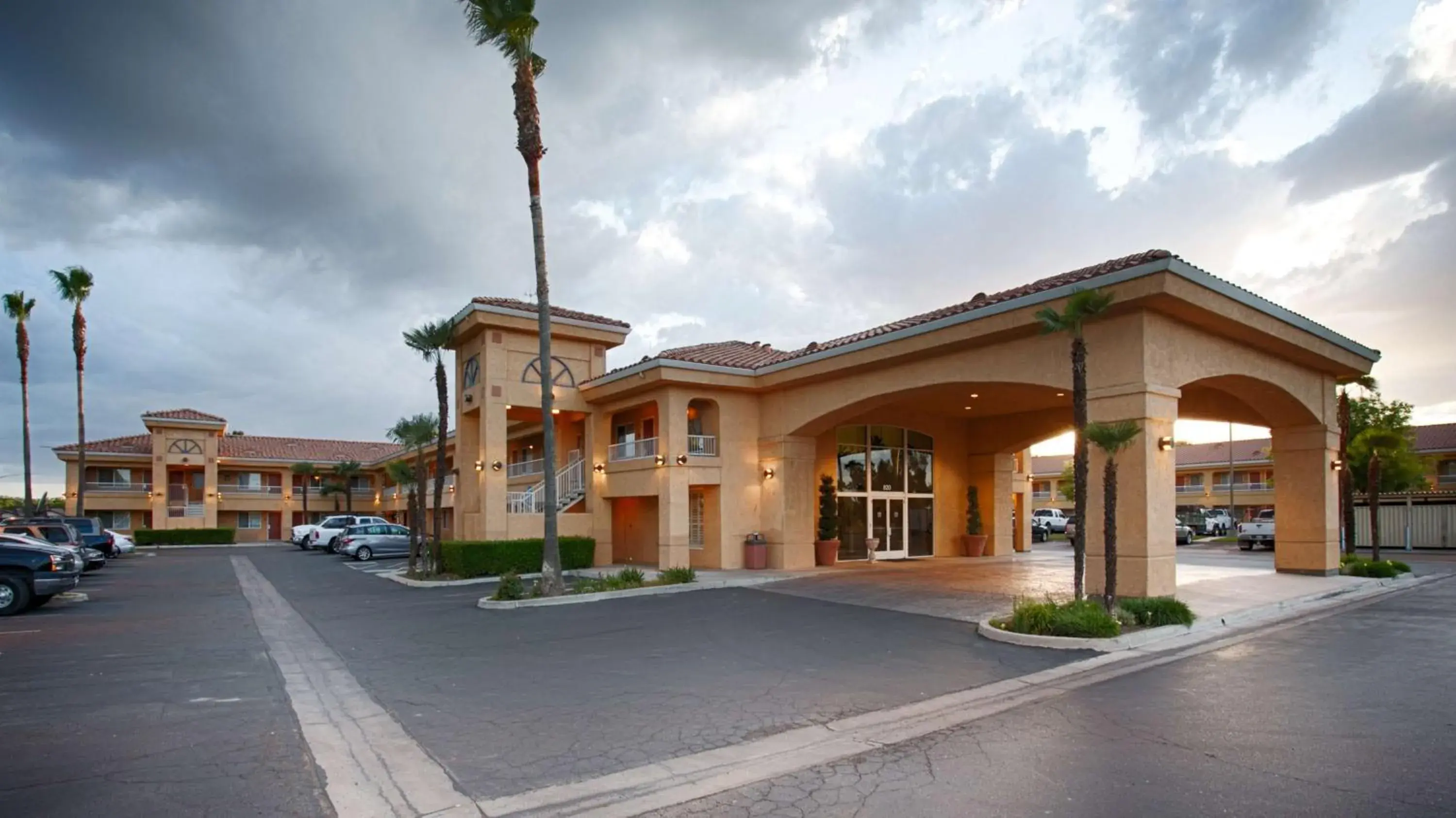 Property building in Best Western Inn & Suites Lemoore Property building in Best Western Inn & Suites Lemoore