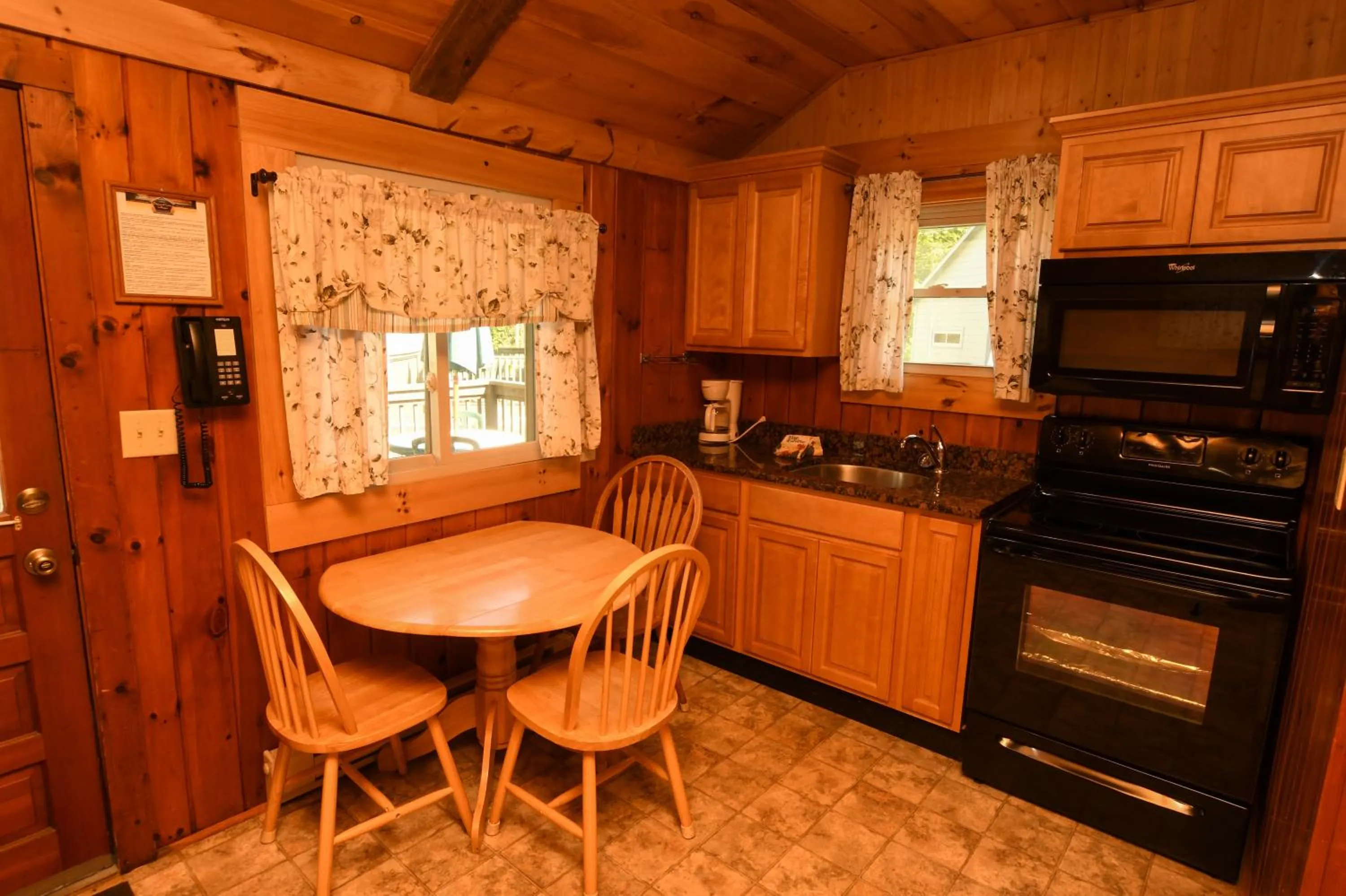 Lake George Diamond Cove Cottages, Cabins, & Hotel